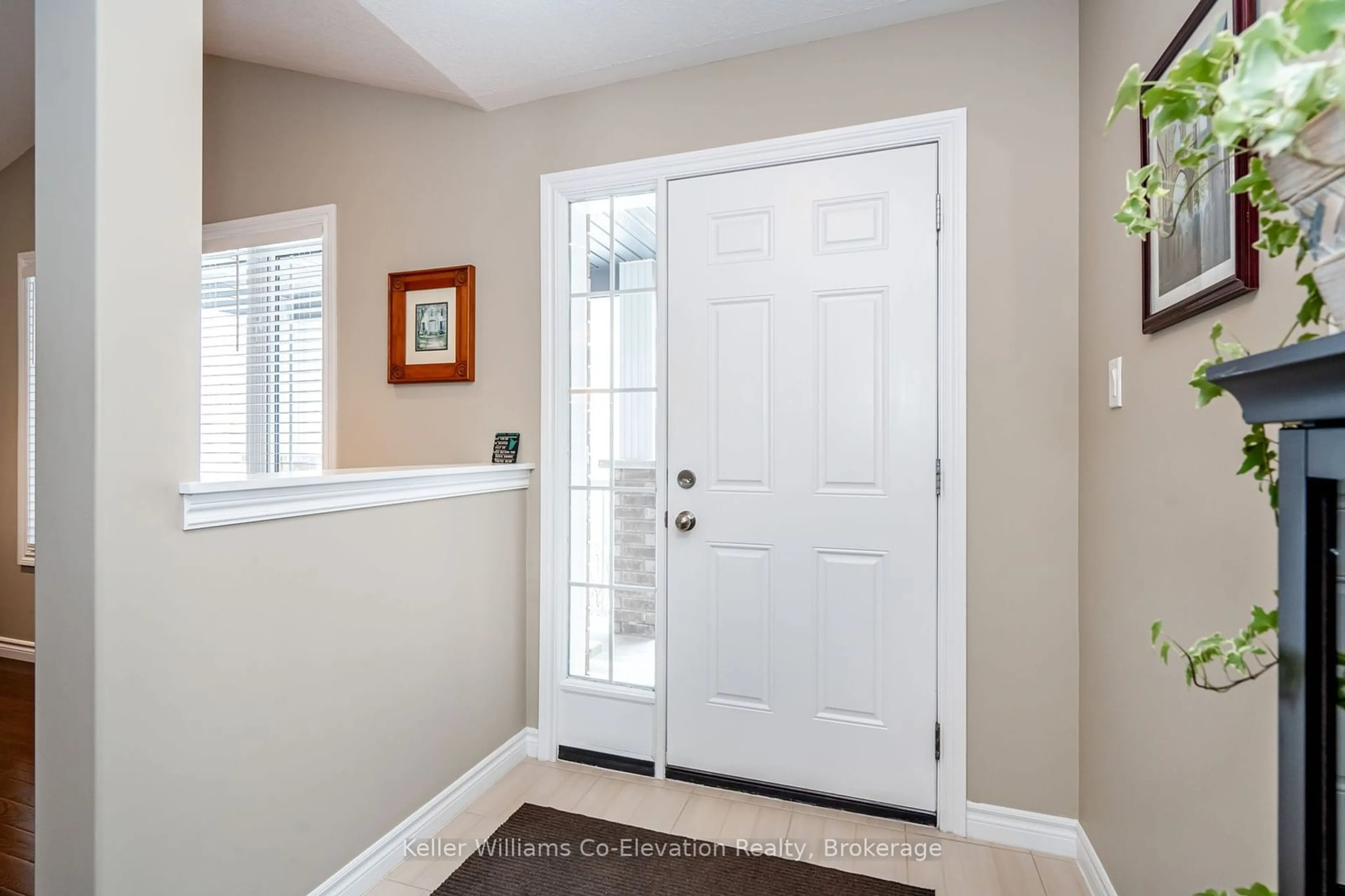 Indoor entryway for 7 SHEPPARD Dr, Tay Ontario L0K 2A0