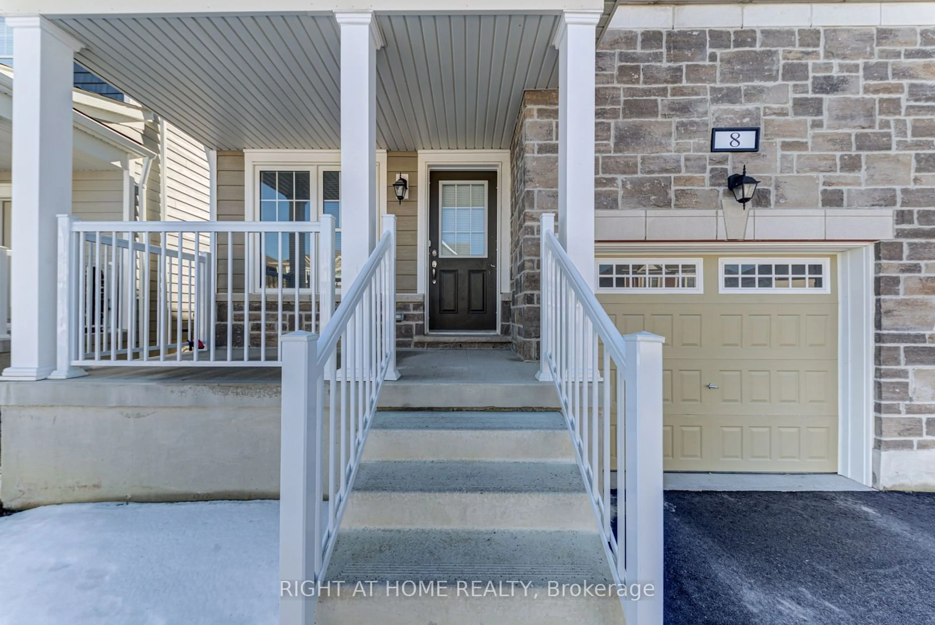 Indoor entryway for 8 Bobolink Dr, Wasaga Beach Ontario L9Z 0J2