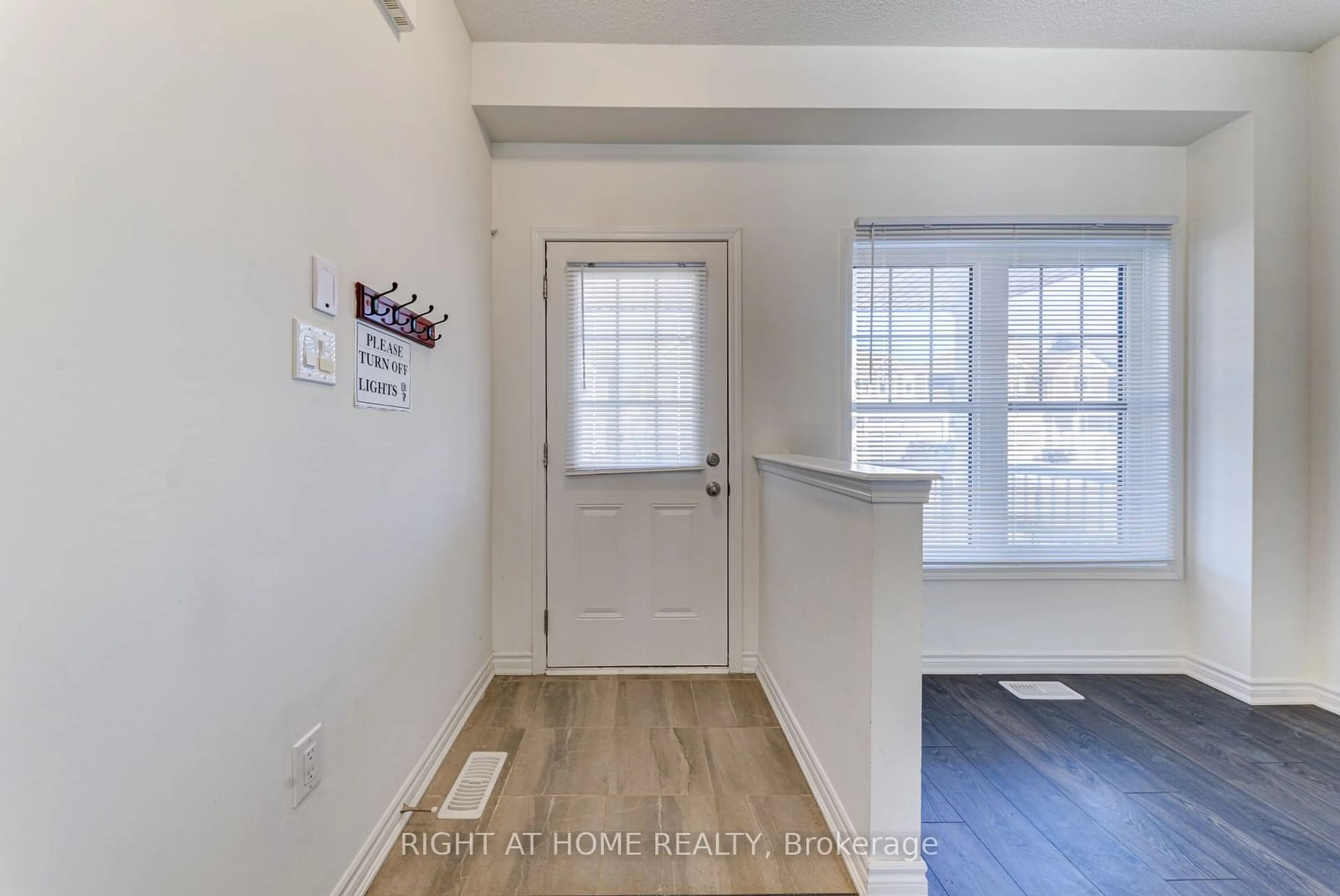 Indoor entryway for 8 Bobolink Dr, Wasaga Beach Ontario L9Z 0J2