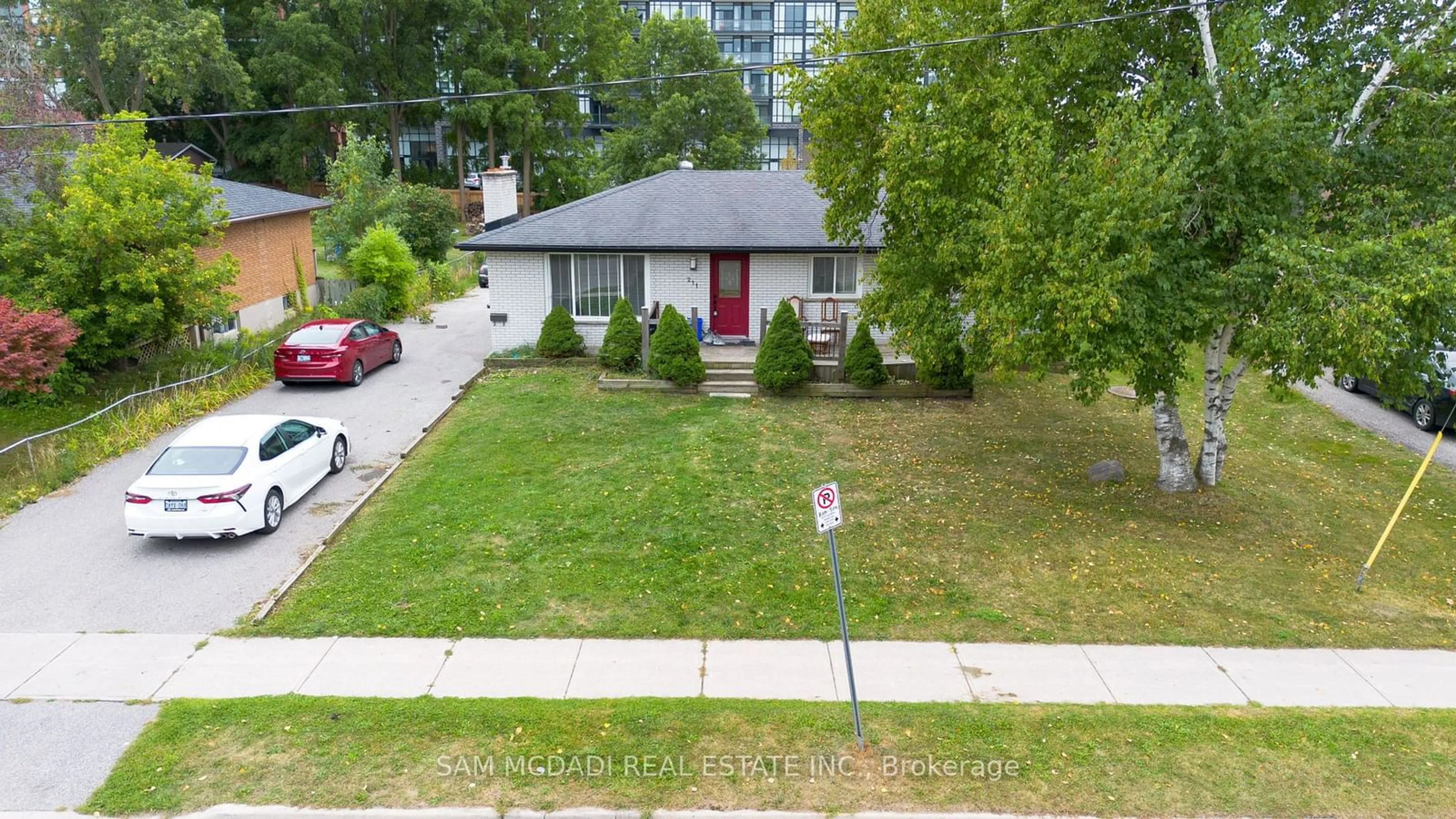 A pic from outside/outdoor area/front of a property/back of a property/a pic from drone, street for 211 Kenneth Ave, Barrie Ontario L4N 4H2