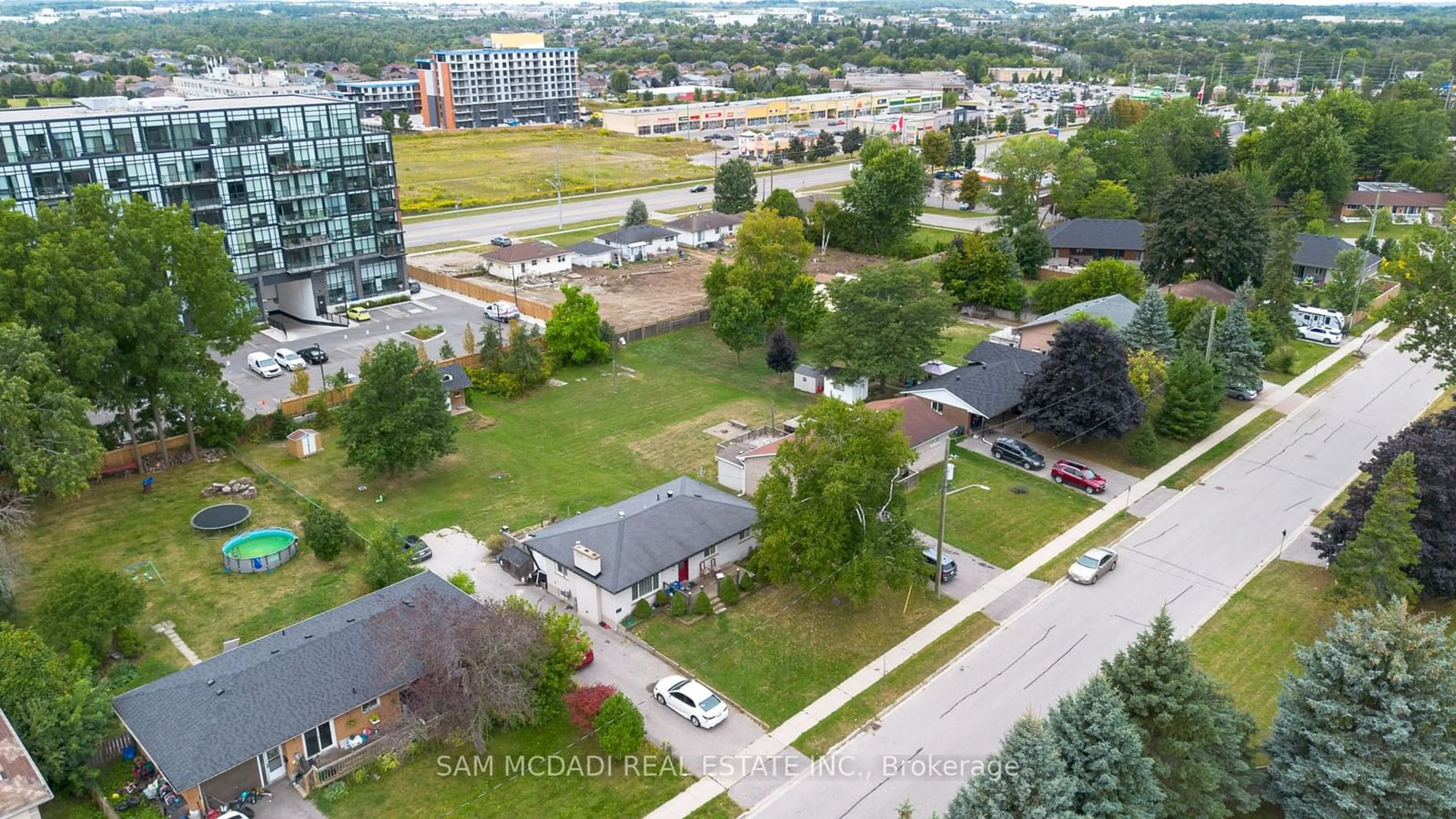 A pic from outside/outdoor area/front of a property/back of a property/a pic from drone, unknown for 211 Kenneth Ave, Barrie Ontario L4N 4H2