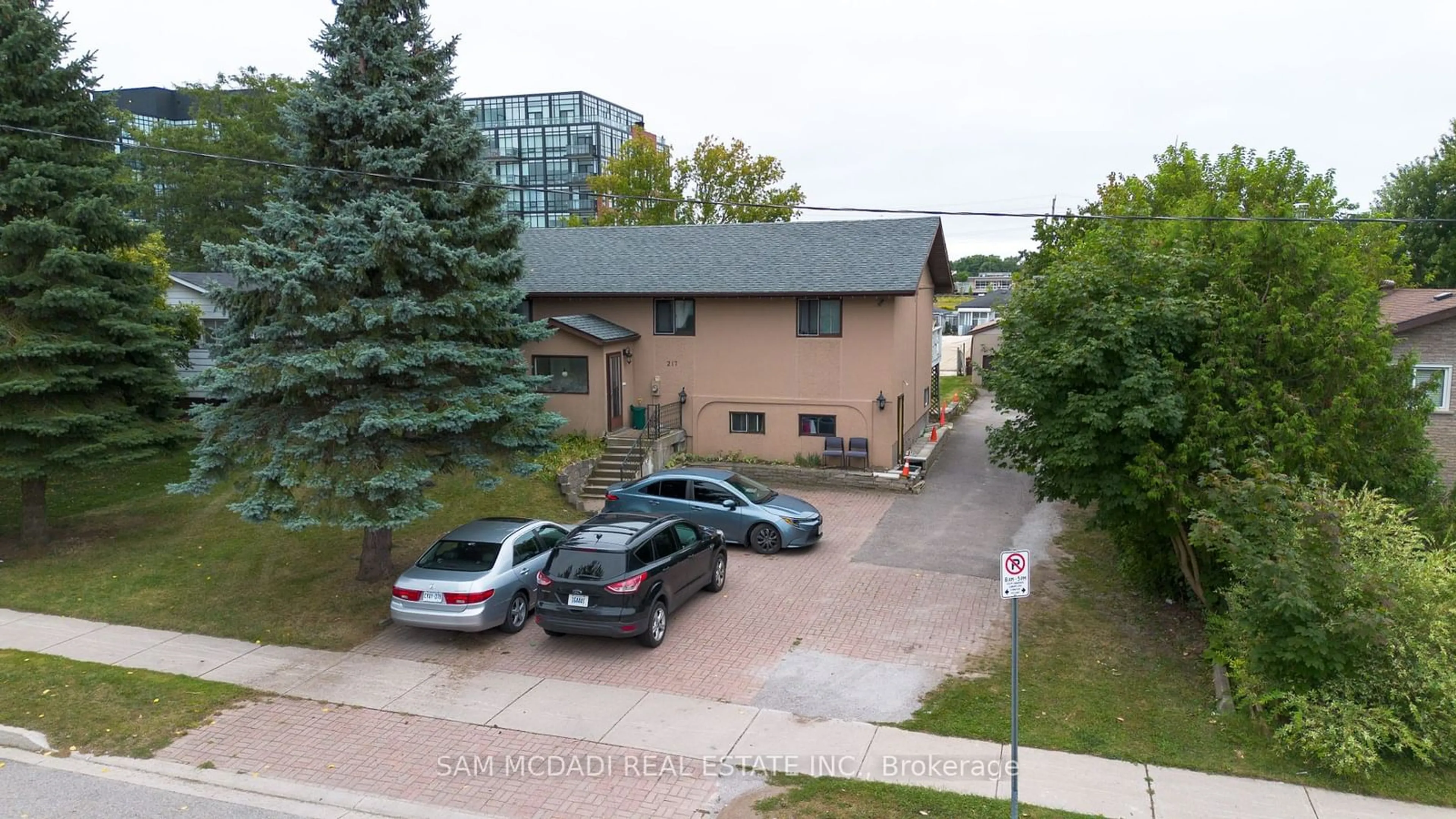 A pic from outside/outdoor area/front of a property/back of a property/a pic from drone, street for 217 Kenneth Ave, Barrie Ontario L4N 4H2