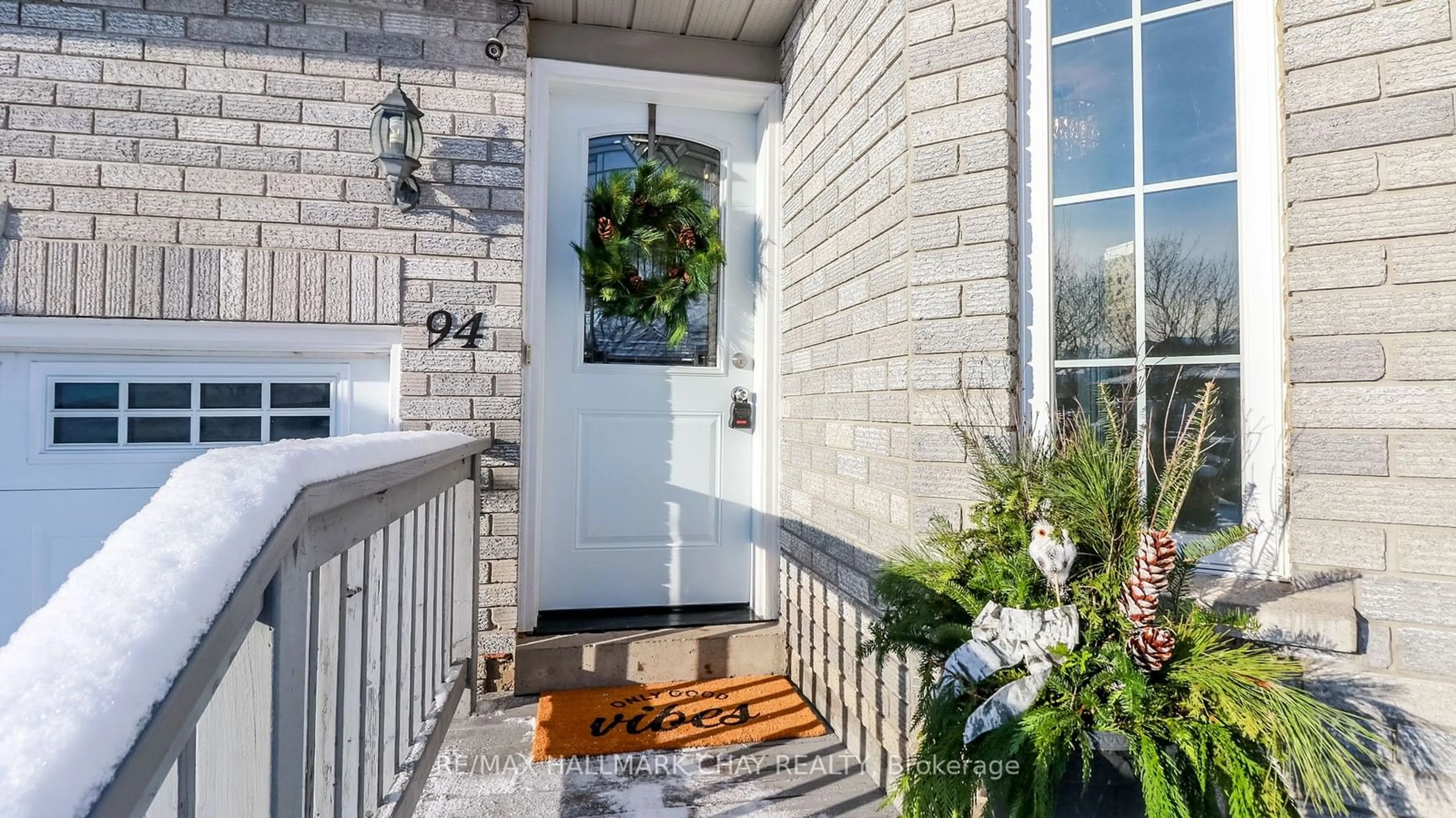 Indoor entryway for 94 Churchland Dr, Barrie Ontario L4N 8P1