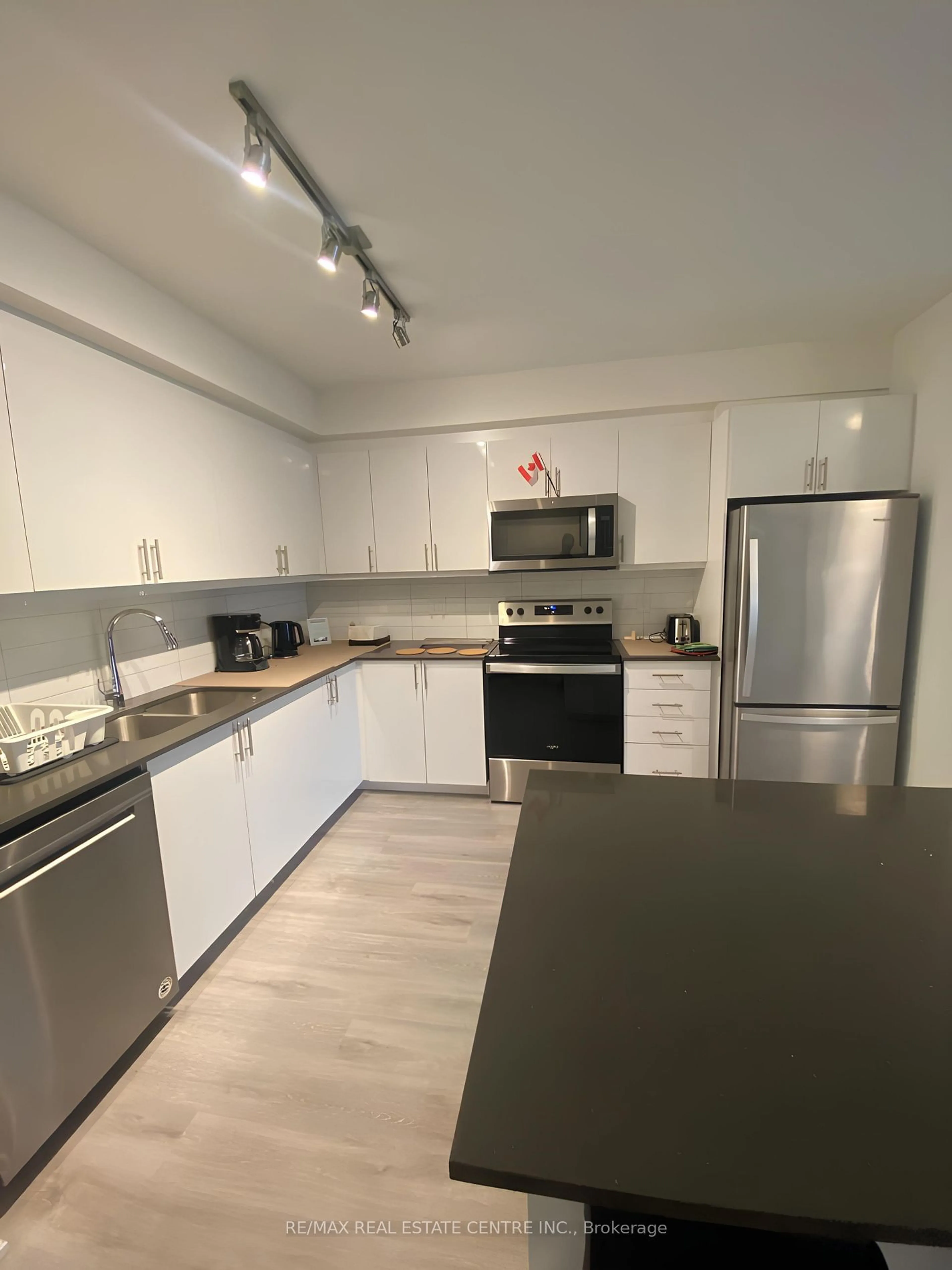 Standard kitchen, wood/laminate floor for 58 Lakeside Terr #611, Barrie Ontario L4M 0L5