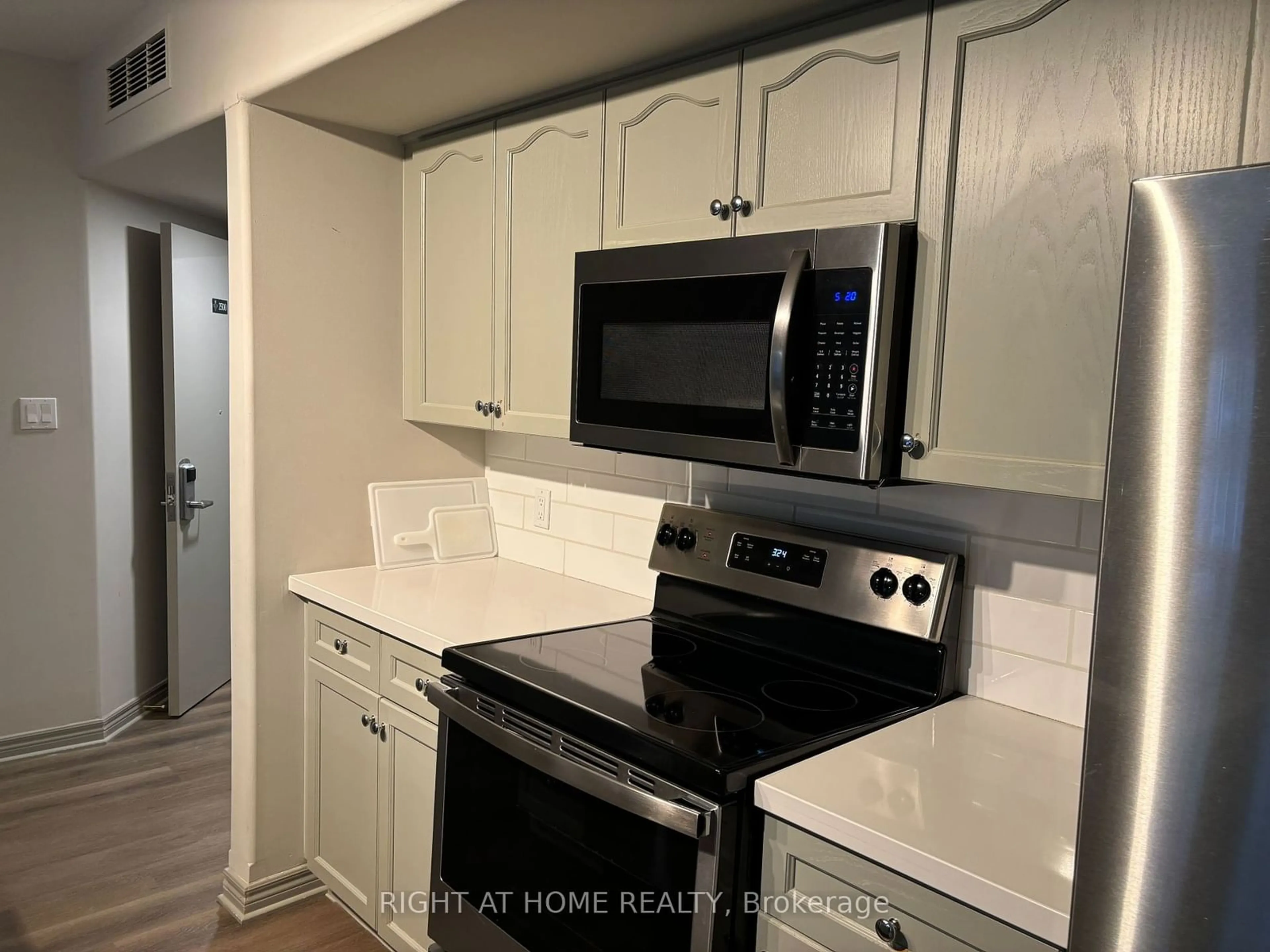 Standard kitchen, ceramic/tile floor for 90 HIGHLAND Dr #2500/01, Oro-Medonte Ontario L0L 2L0