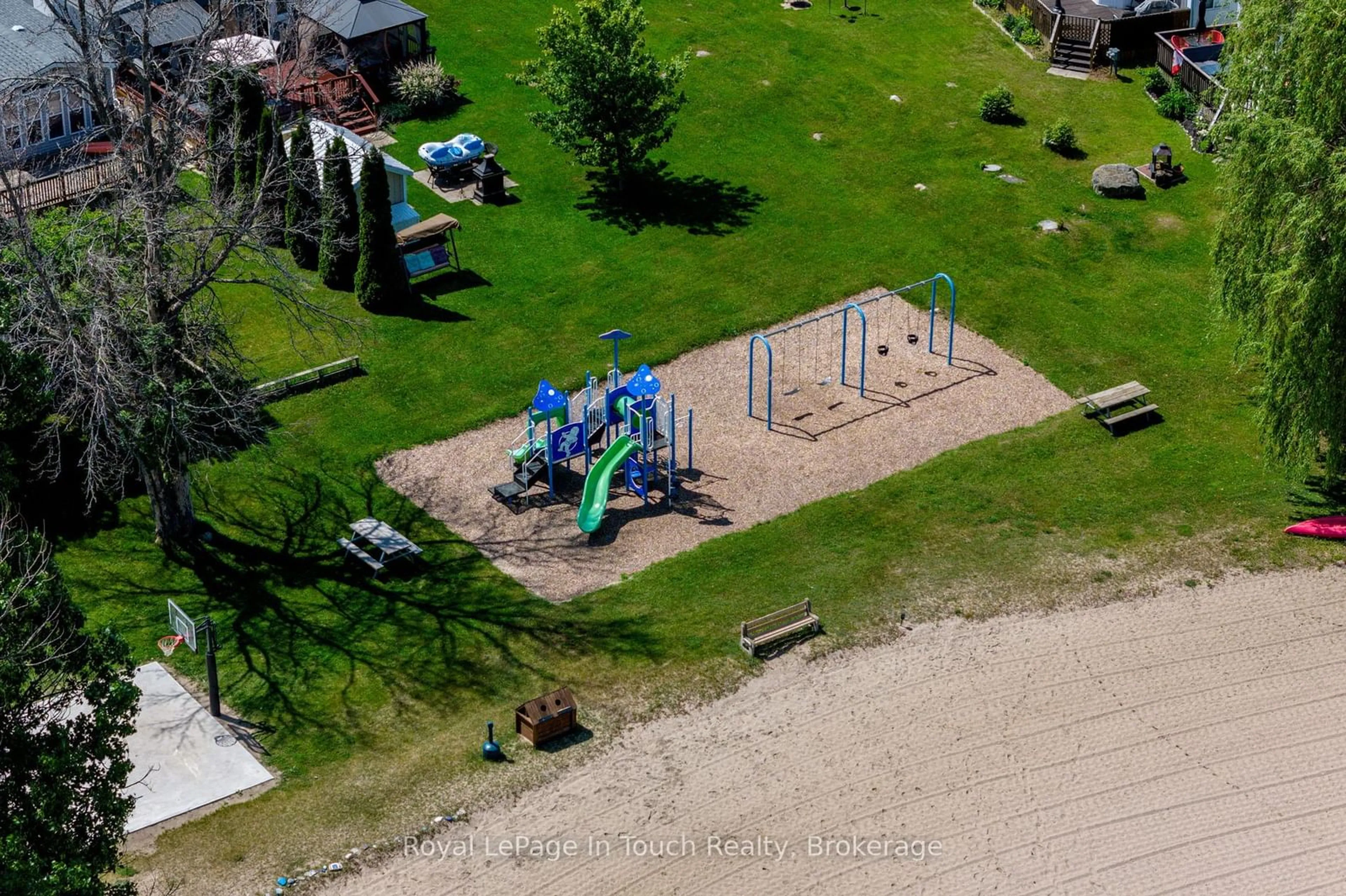 A pic from outside/outdoor area/front of a property/back of a property/a pic from drone, building for 10 Winfield Dr #30, Tay Ontario L0K 2A0