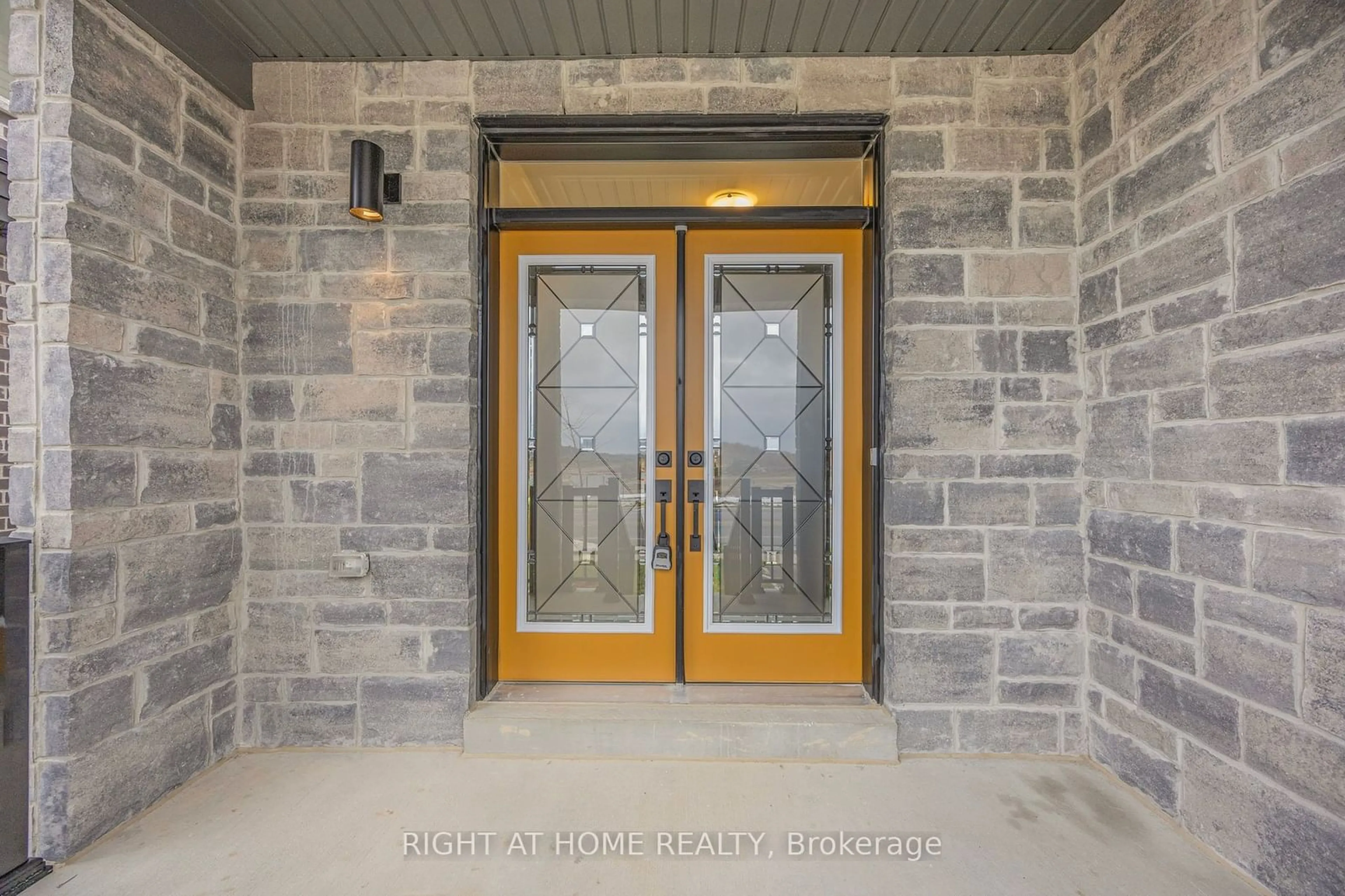 Indoor entryway for 152 Union Blvd, Wasaga Beach Ontario L9Z 0N9