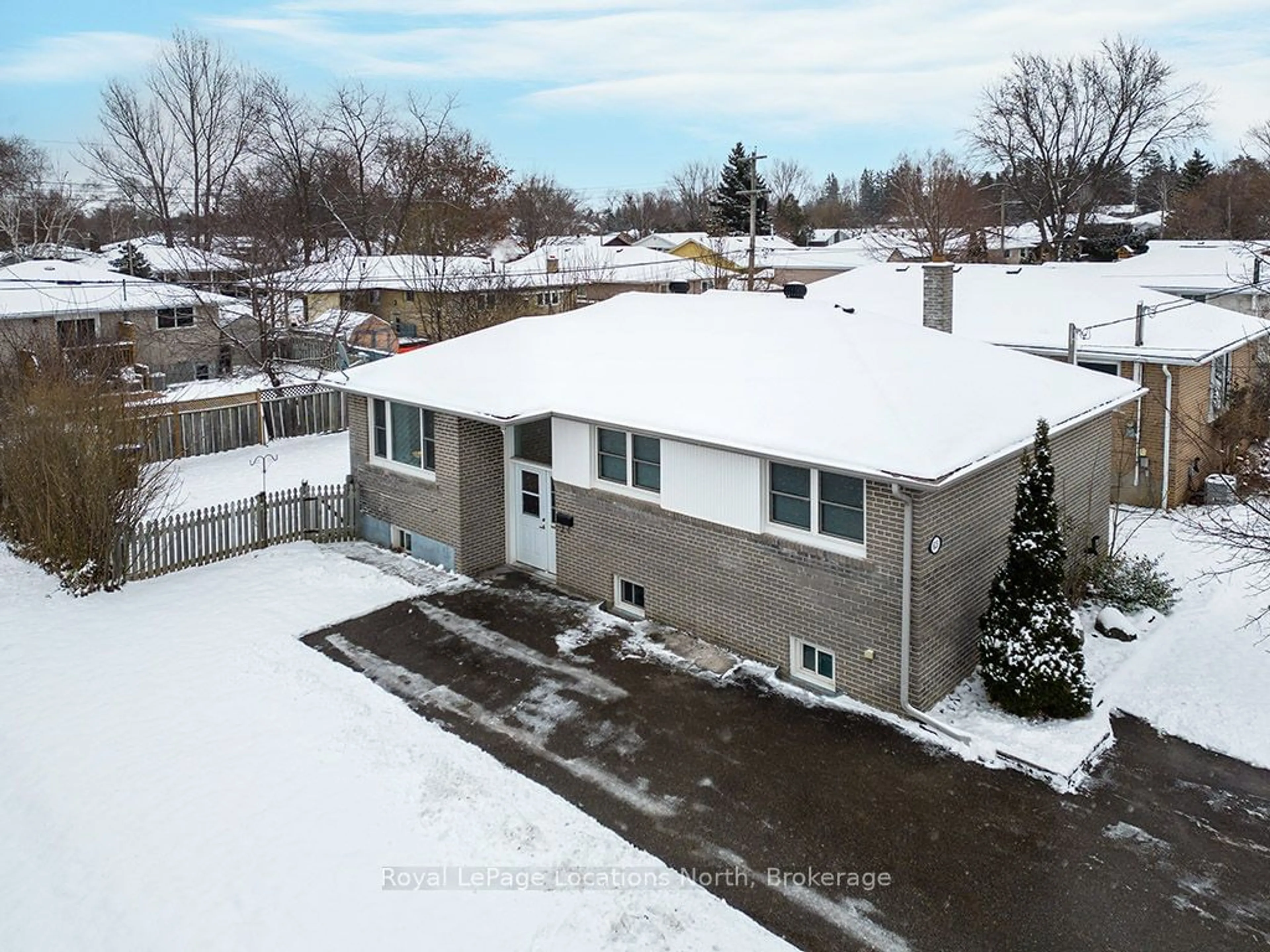 A pic from outside/outdoor area/front of a property/back of a property/a pic from drone, street for 635 Oak St, Collingwood Ontario L9Y 2Z7