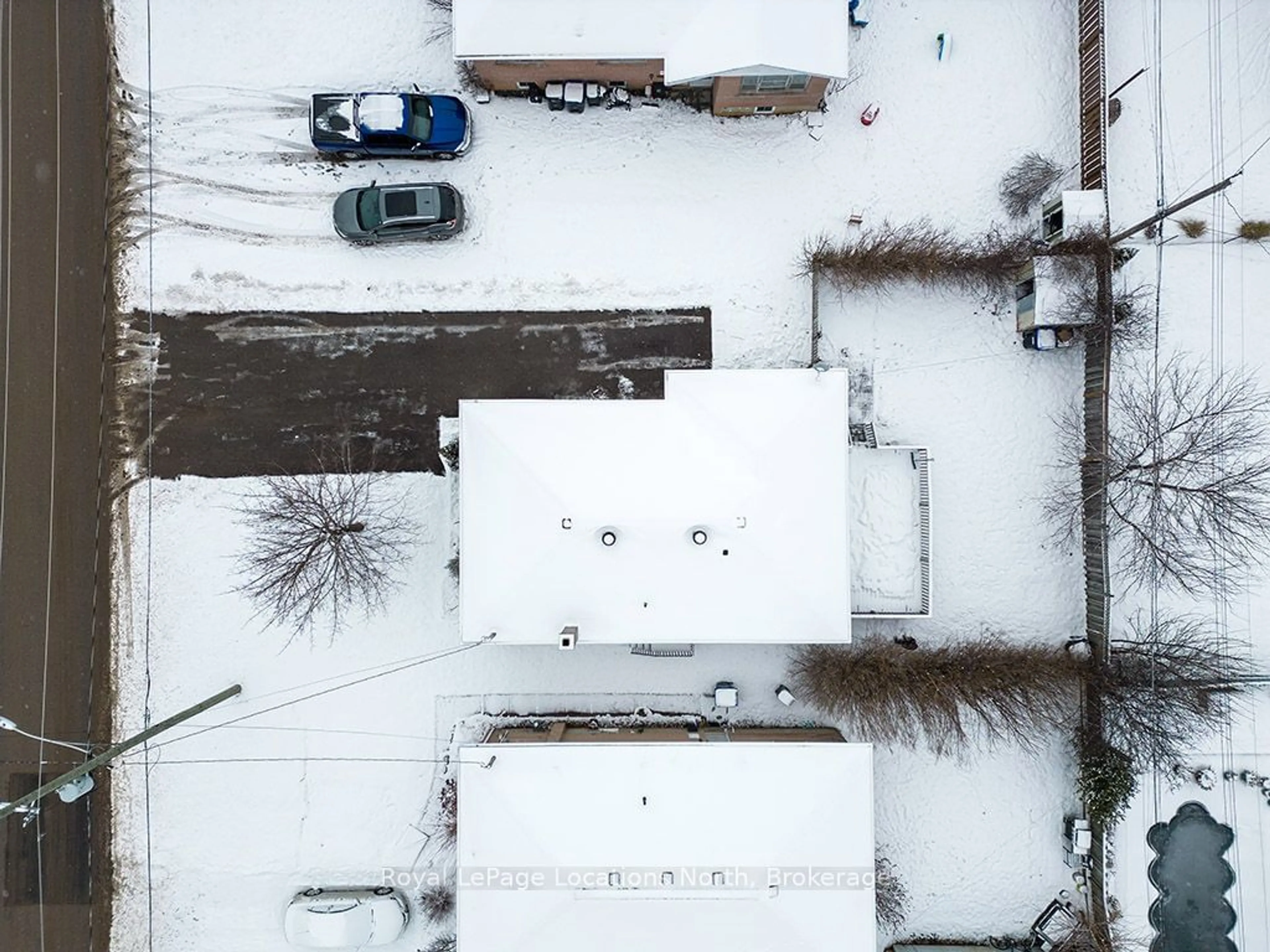 A pic from outside/outdoor area/front of a property/back of a property/a pic from drone, street for 635 Oak St, Collingwood Ontario L9Y 2Z7