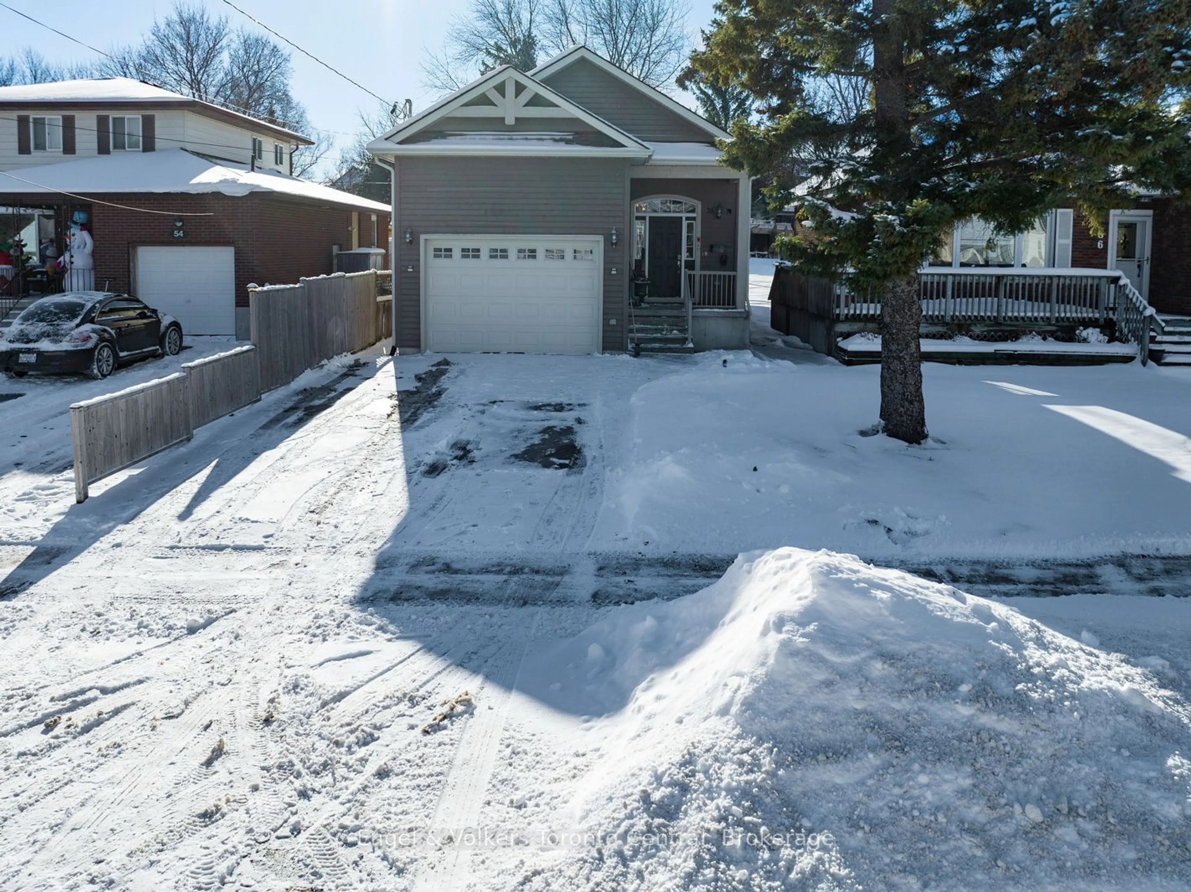 A pic from outside/outdoor area/front of a property/back of a property/a pic from drone, street for 38 Rodney St, Collingwood Ontario L9Y 1C1