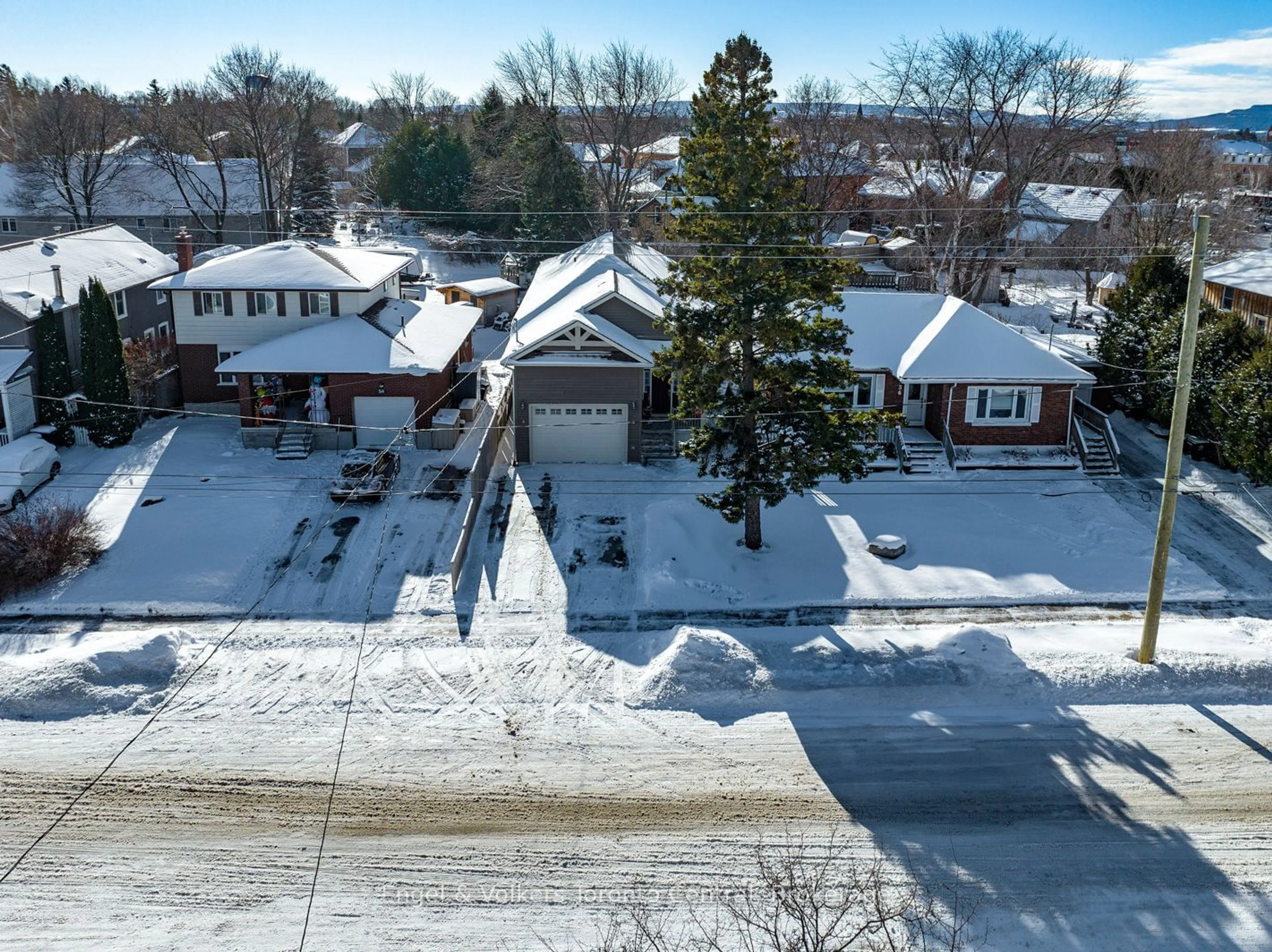 A pic from outside/outdoor area/front of a property/back of a property/a pic from drone, street for 38 Rodney St, Collingwood Ontario L9Y 1C1