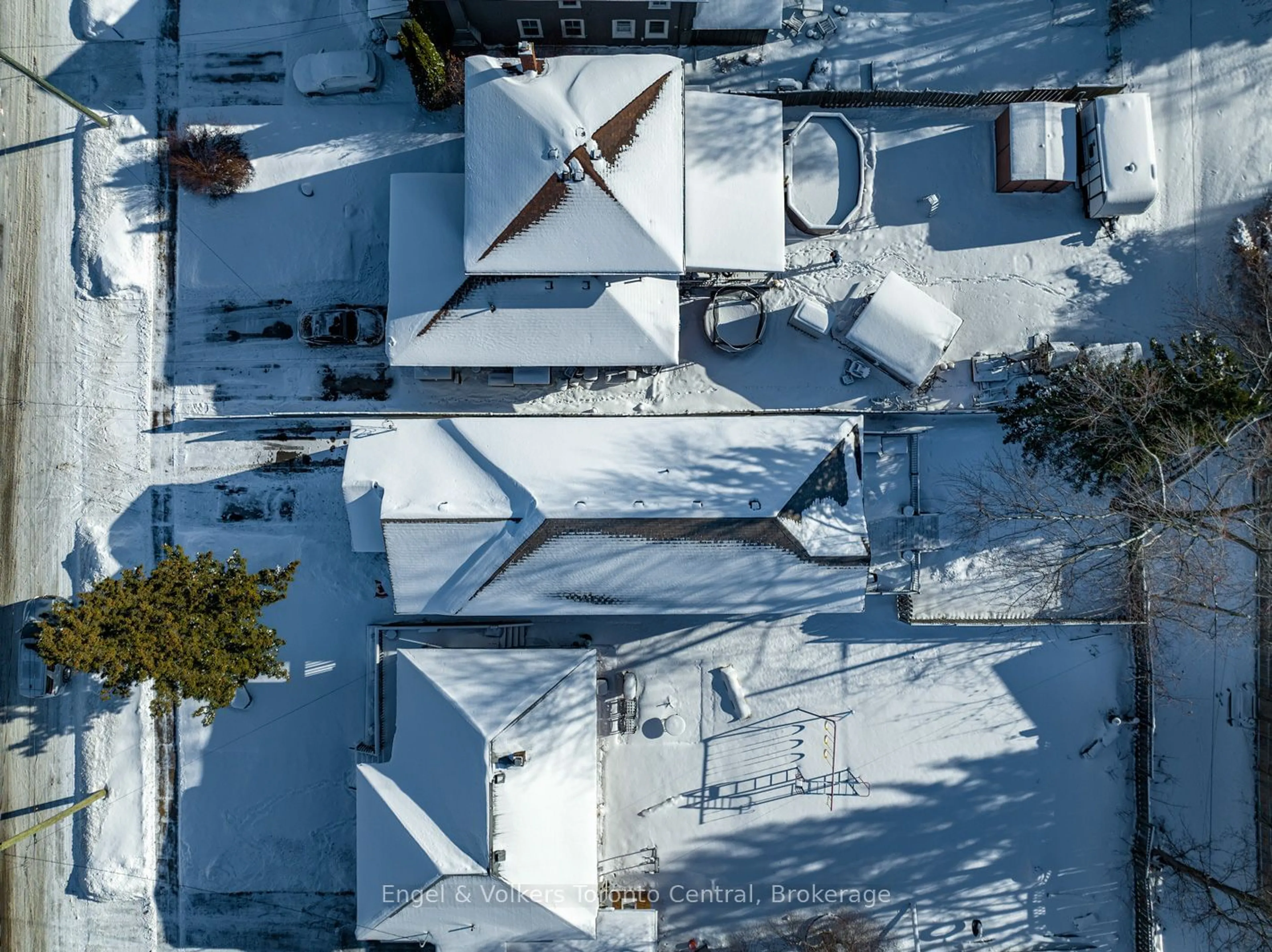 A pic from outside/outdoor area/front of a property/back of a property/a pic from drone, street for 38 Rodney St, Collingwood Ontario L9Y 1C1