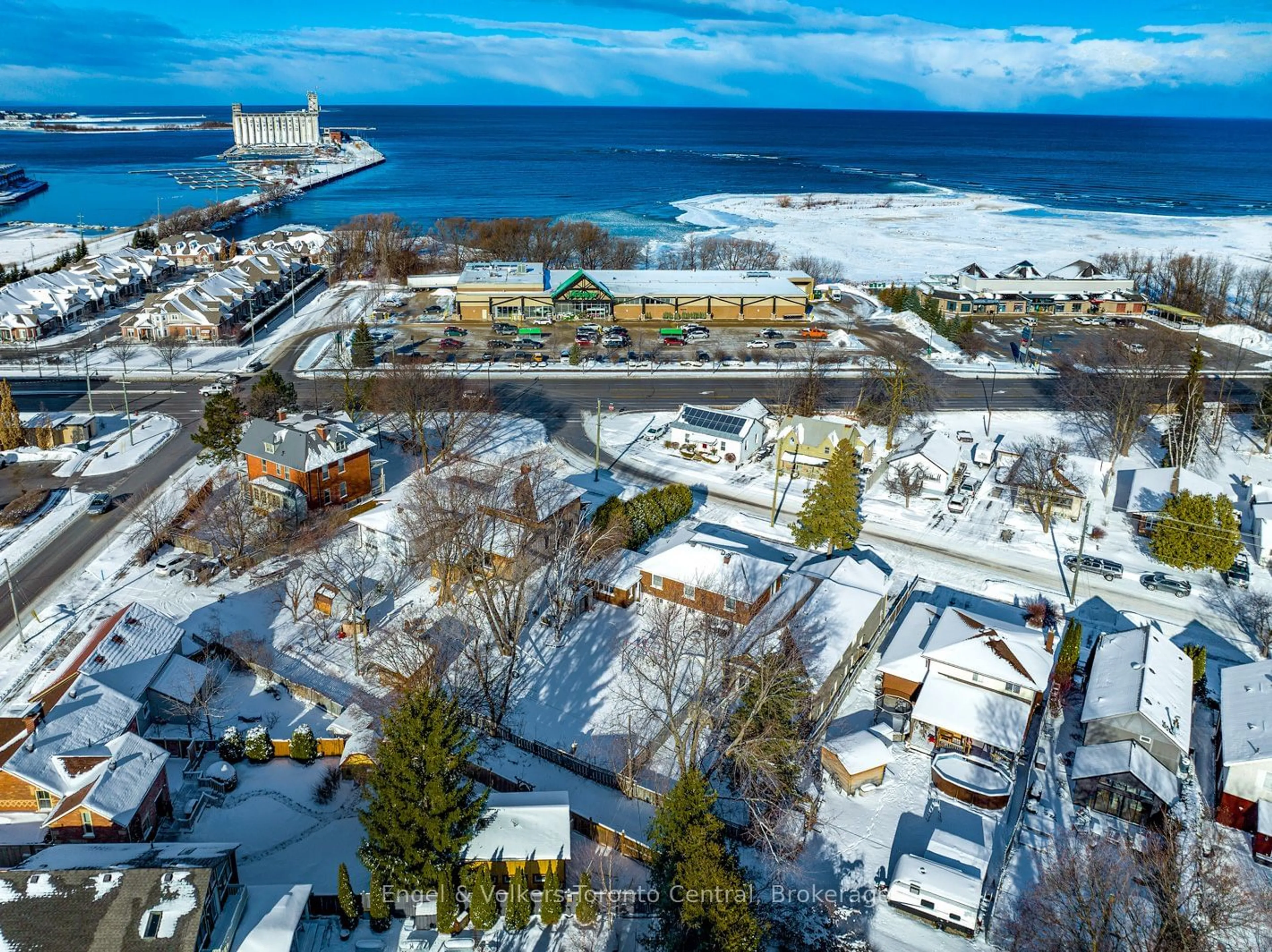 A pic from outside/outdoor area/front of a property/back of a property/a pic from drone, unknown for 38 Rodney St, Collingwood Ontario L9Y 1C1