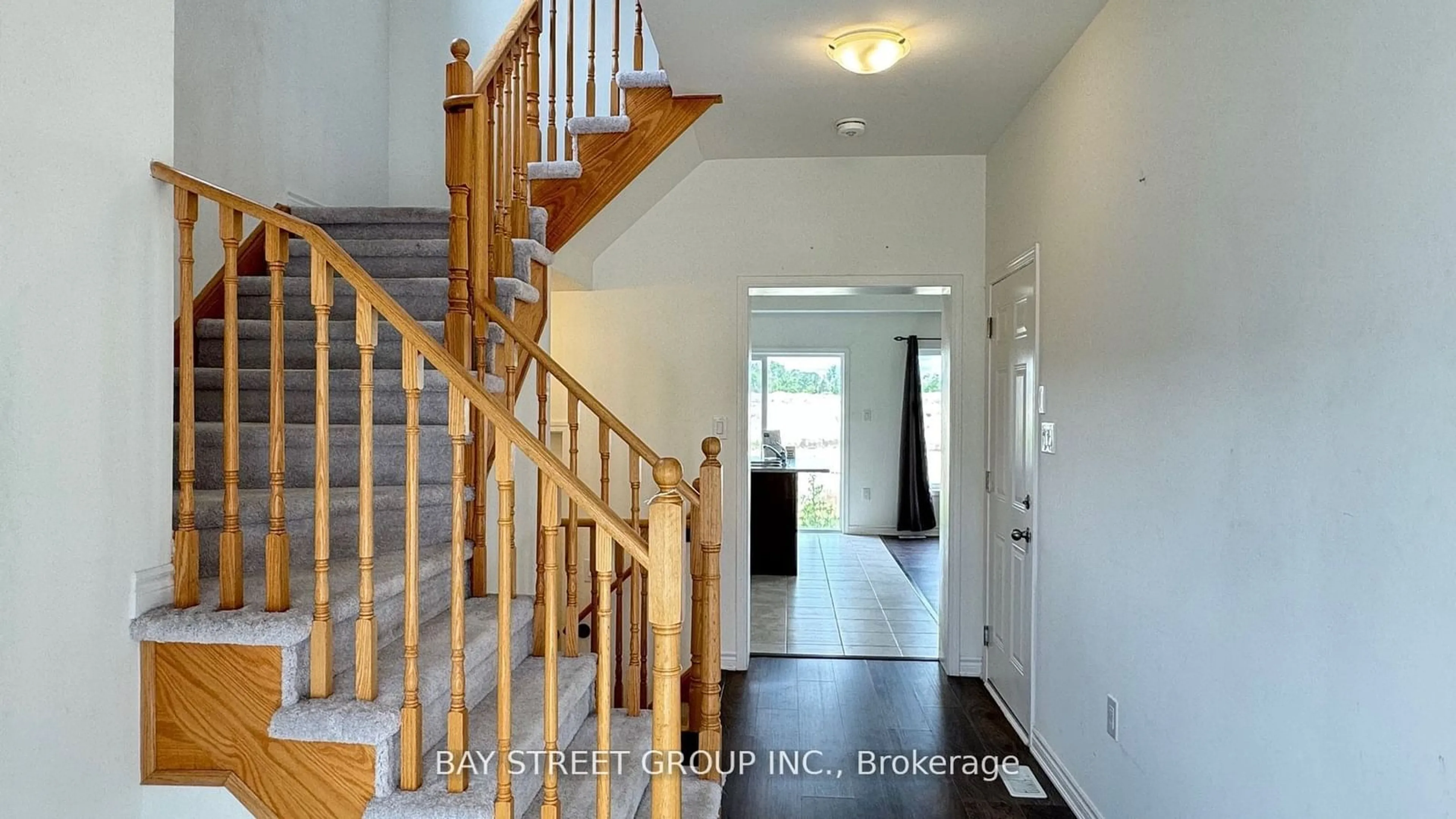 Indoor foyer for 28 Sandhill  Crane Dr, Wasaga Beach Ontario L9Z 0J6