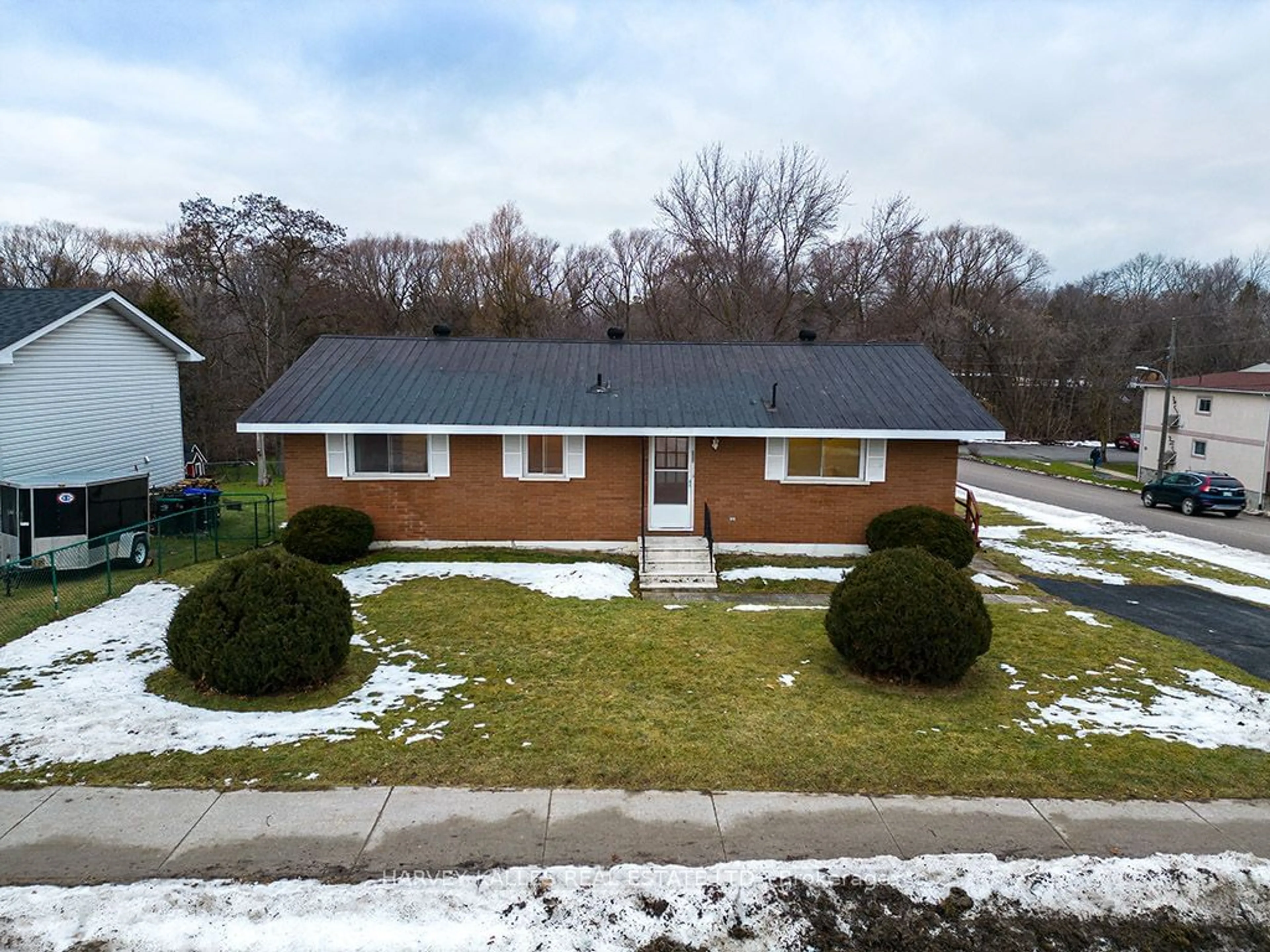 A pic from outside/outdoor area/front of a property/back of a property/a pic from drone, street for 226 Weir St, Clearview Ontario L0M 1S0