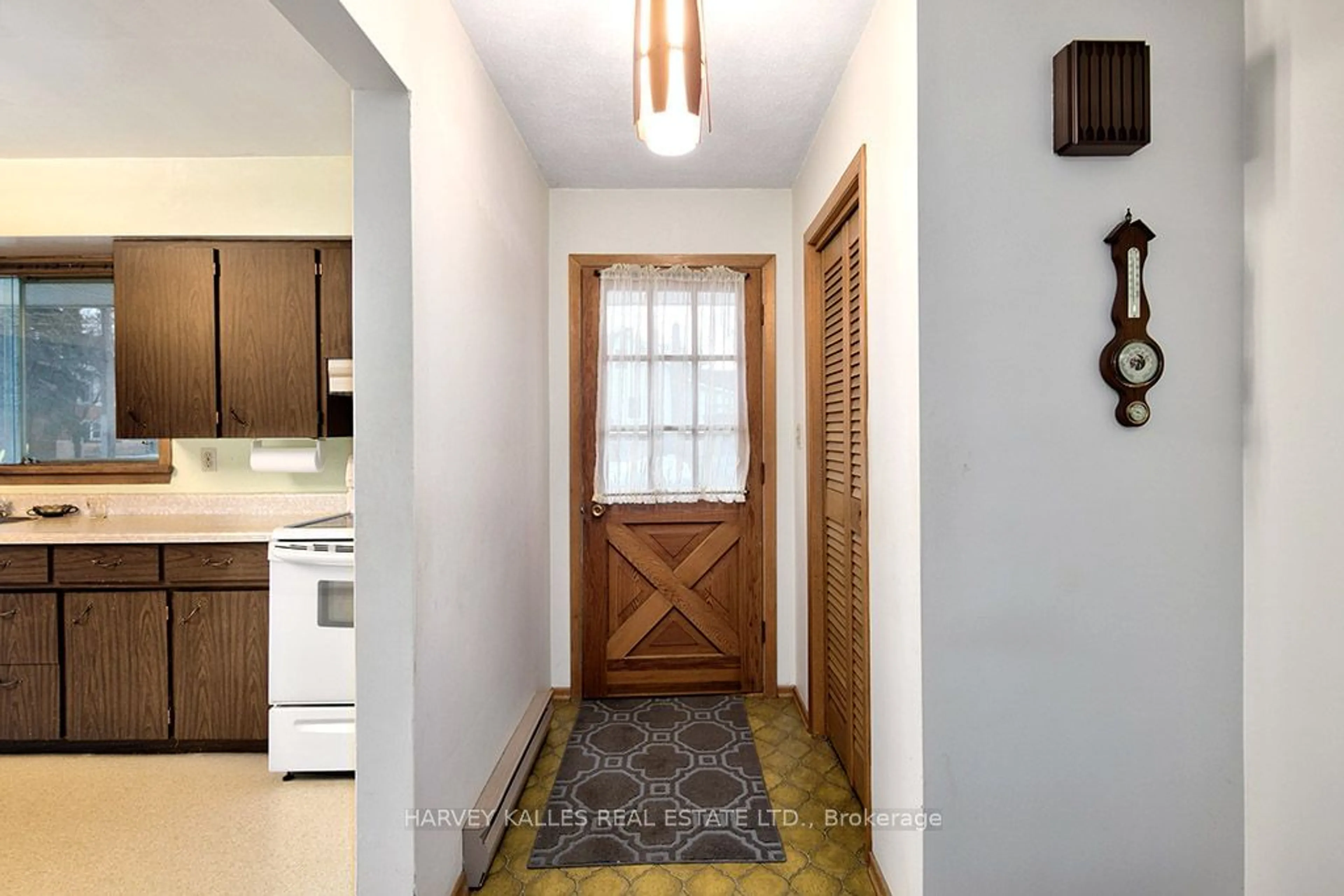 Indoor entryway for 226 Weir St, Clearview Ontario L0M 1S0