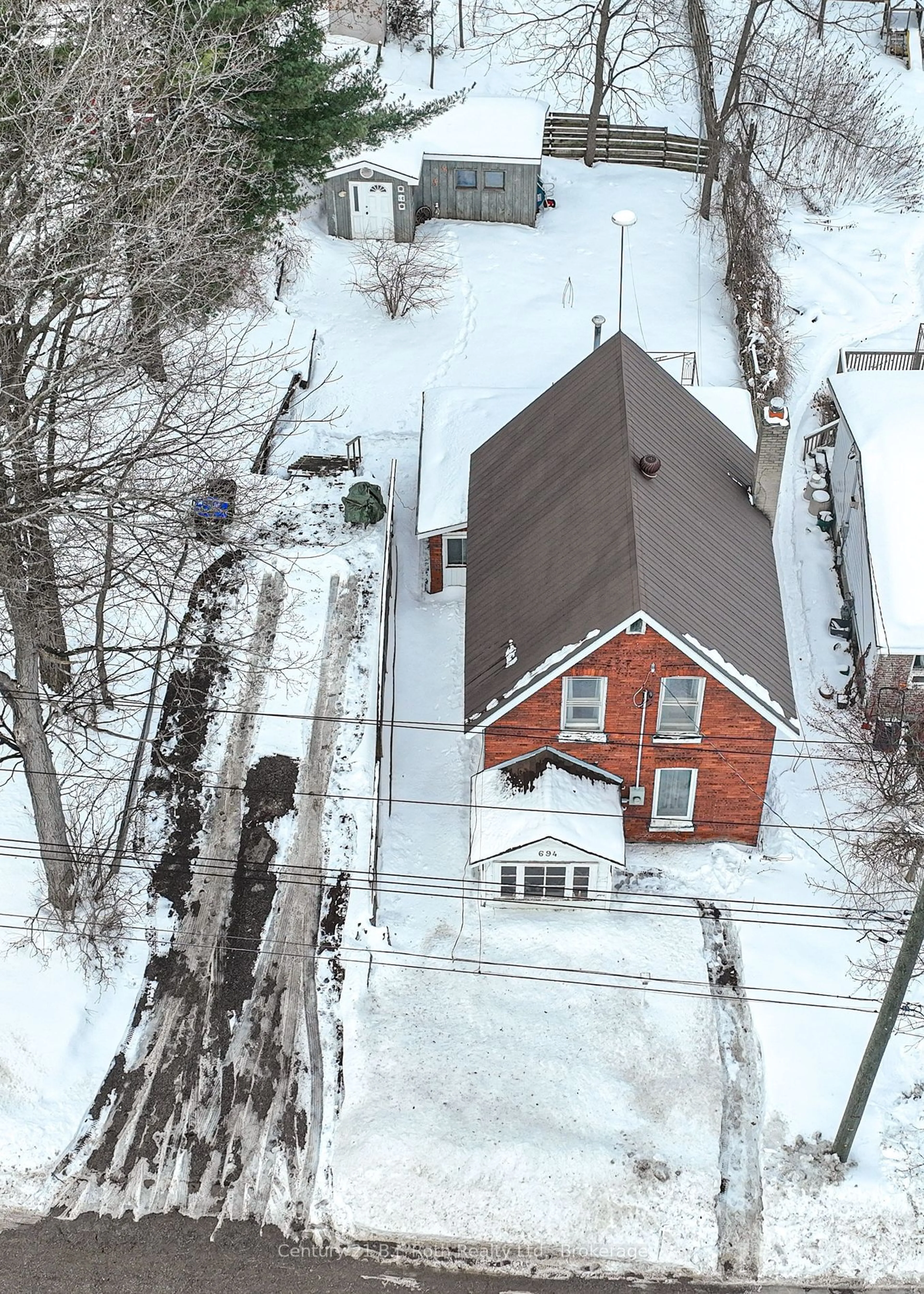 A pic from outside/outdoor area/front of a property/back of a property/a pic from drone, street for 694 Quebec St, Midland Ontario L4R 1E4