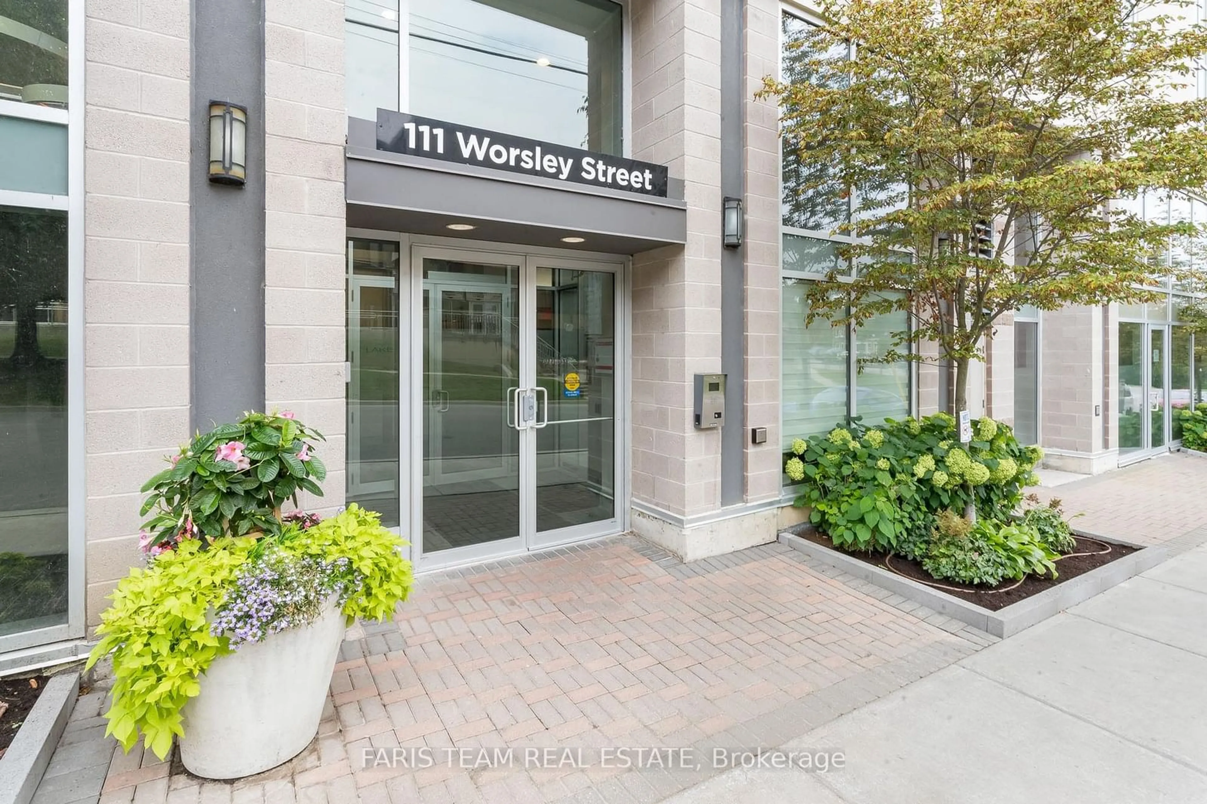 Indoor entryway for 111 Worsley St #GPH4, Barrie Ontario L4M 5R5