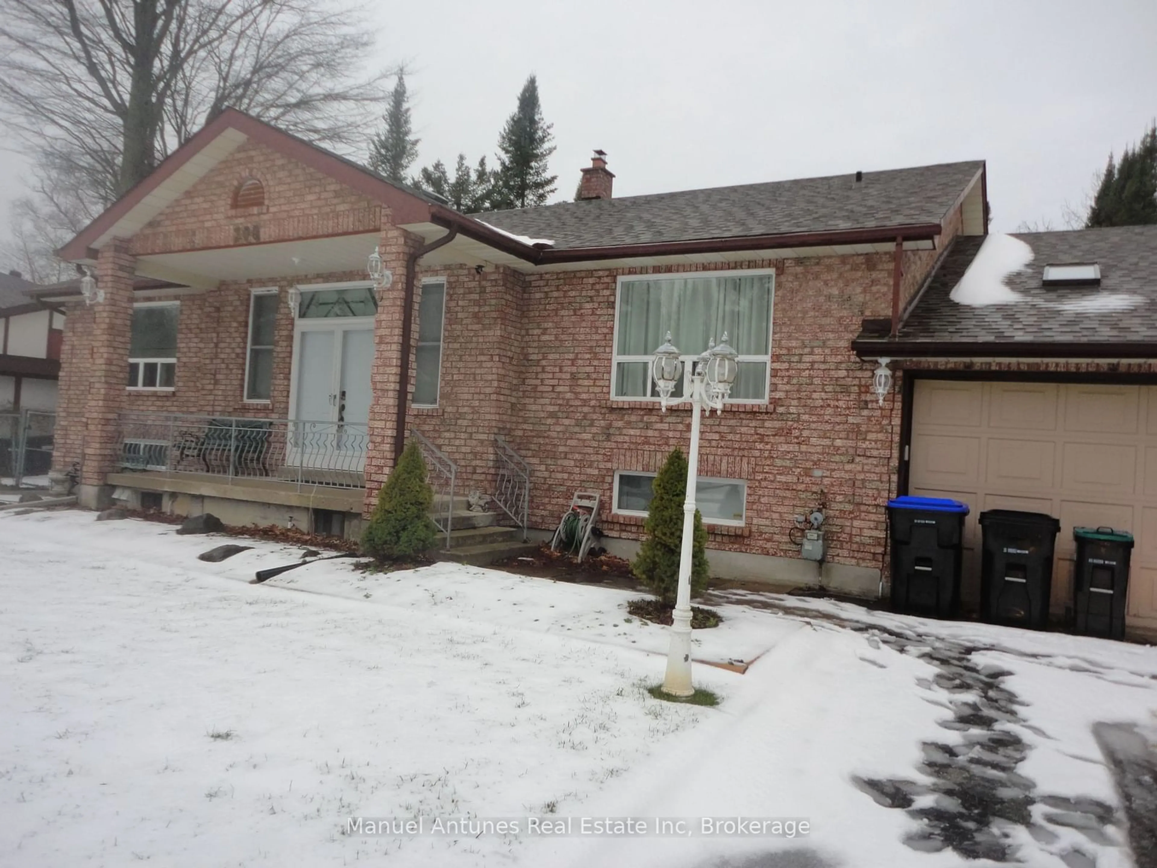 A pic from outside/outdoor area/front of a property/back of a property/a pic from drone, street for 200 Leslie St, Wasaga Beach Ontario L9Z 2R3