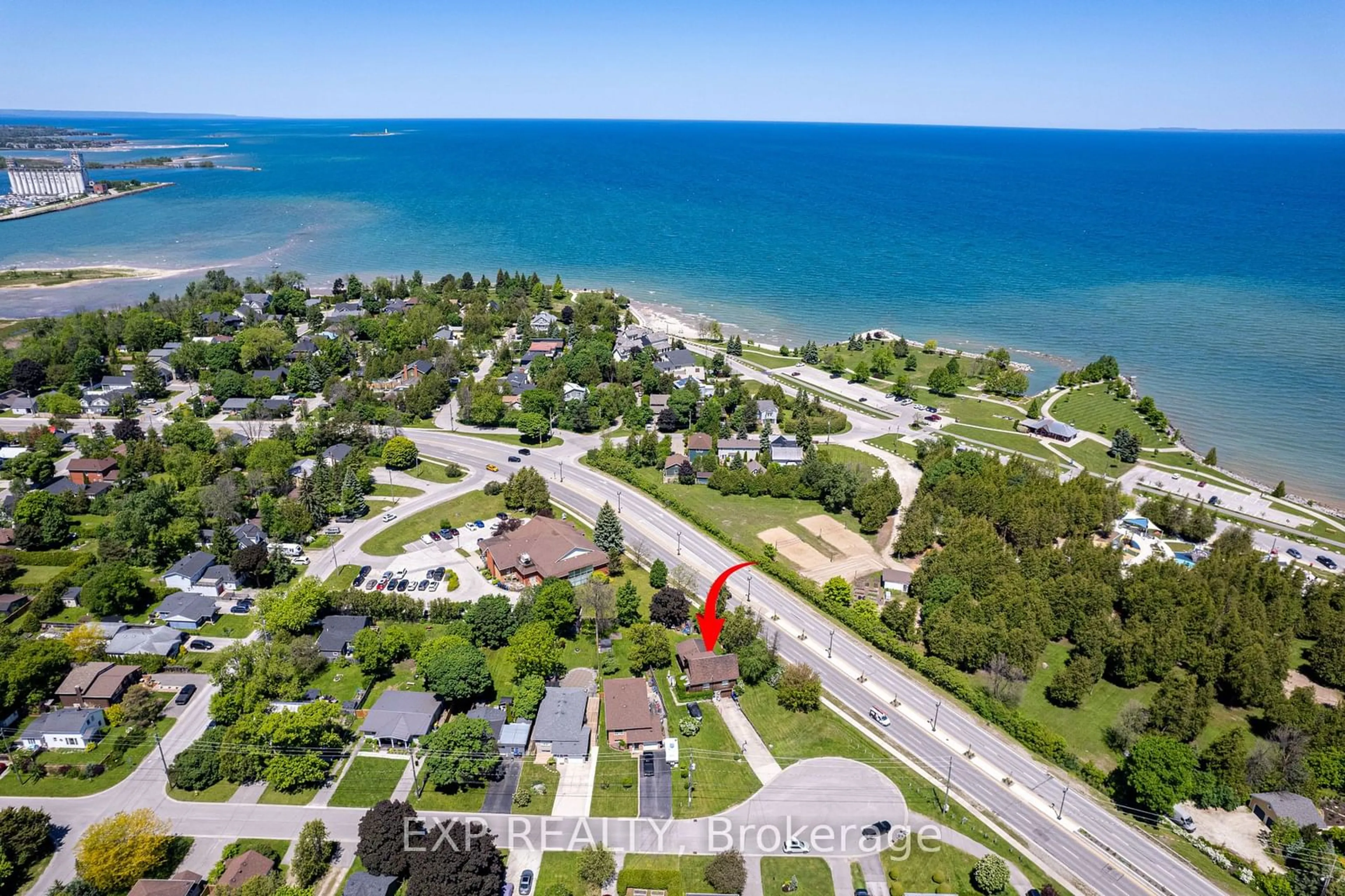 A pic from outside/outdoor area/front of a property/back of a property/a pic from drone, water/lake/river/ocean view for 553 Simcoe St, Collingwood Ontario L9Y 1K2