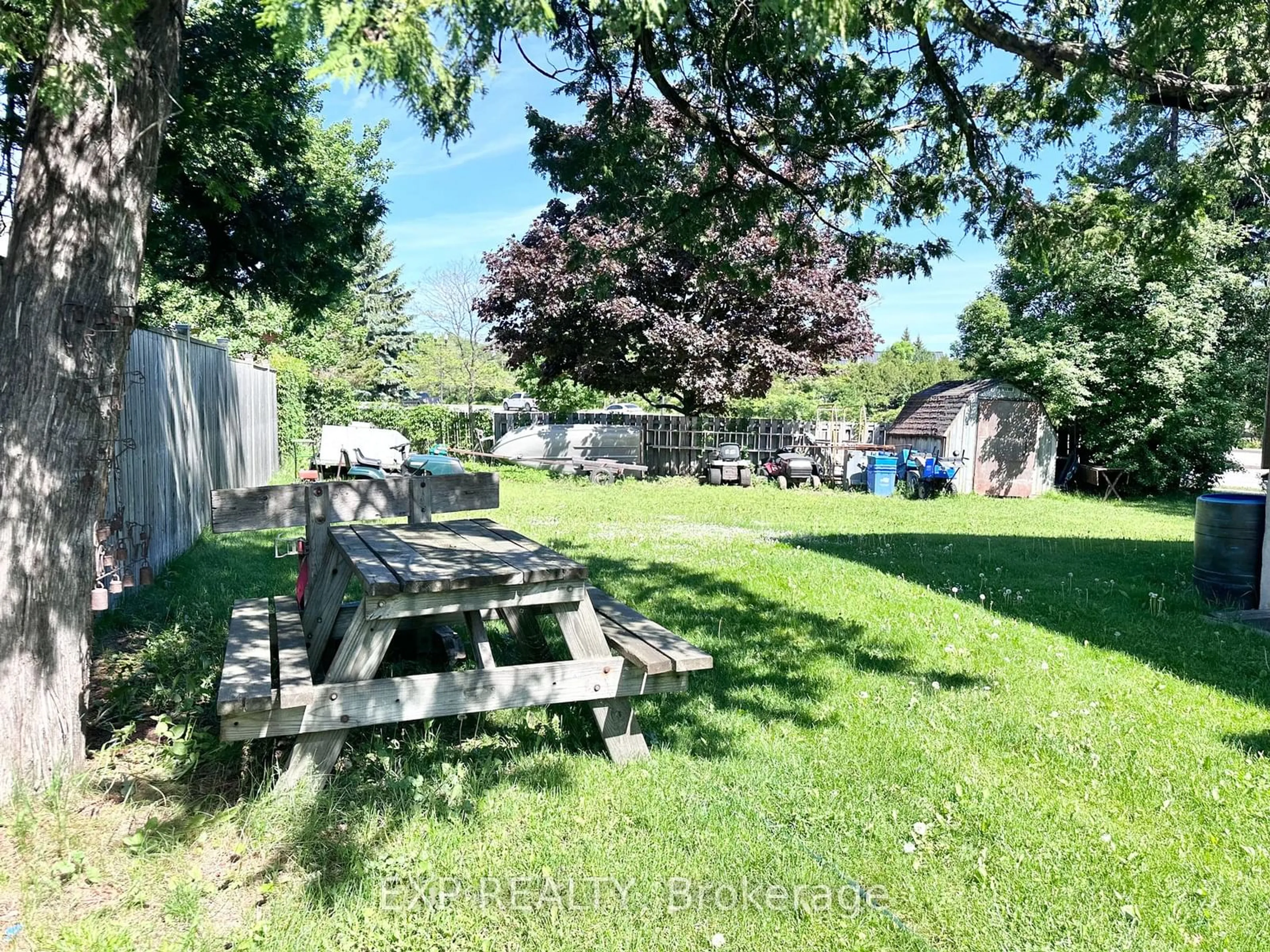 A pic from outside/outdoor area/front of a property/back of a property/a pic from drone, unknown for 553 Simcoe St, Collingwood Ontario L9Y 1K2