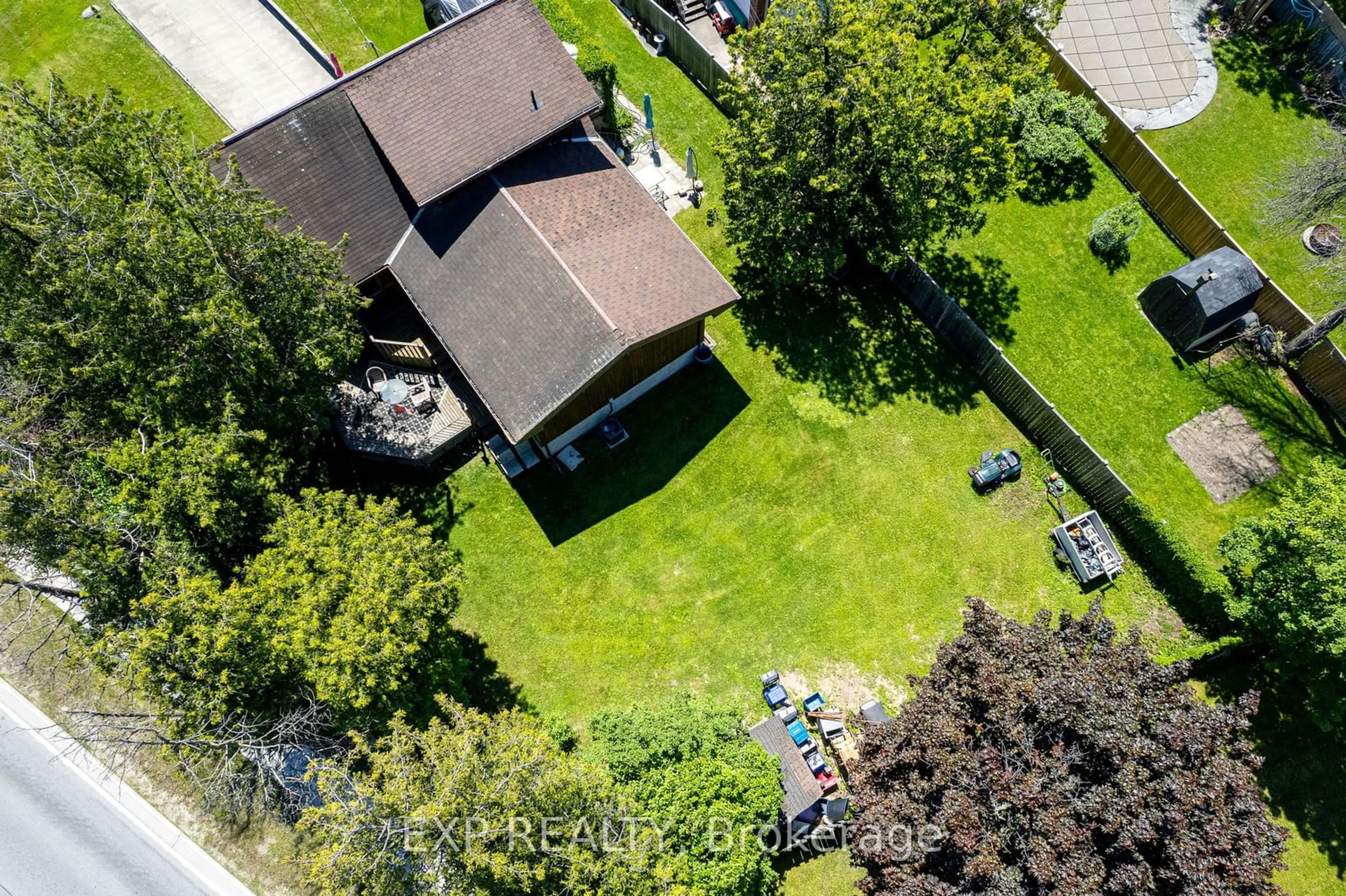 A pic from outside/outdoor area/front of a property/back of a property/a pic from drone, street for 553 Simcoe St, Collingwood Ontario L9Y 1K2