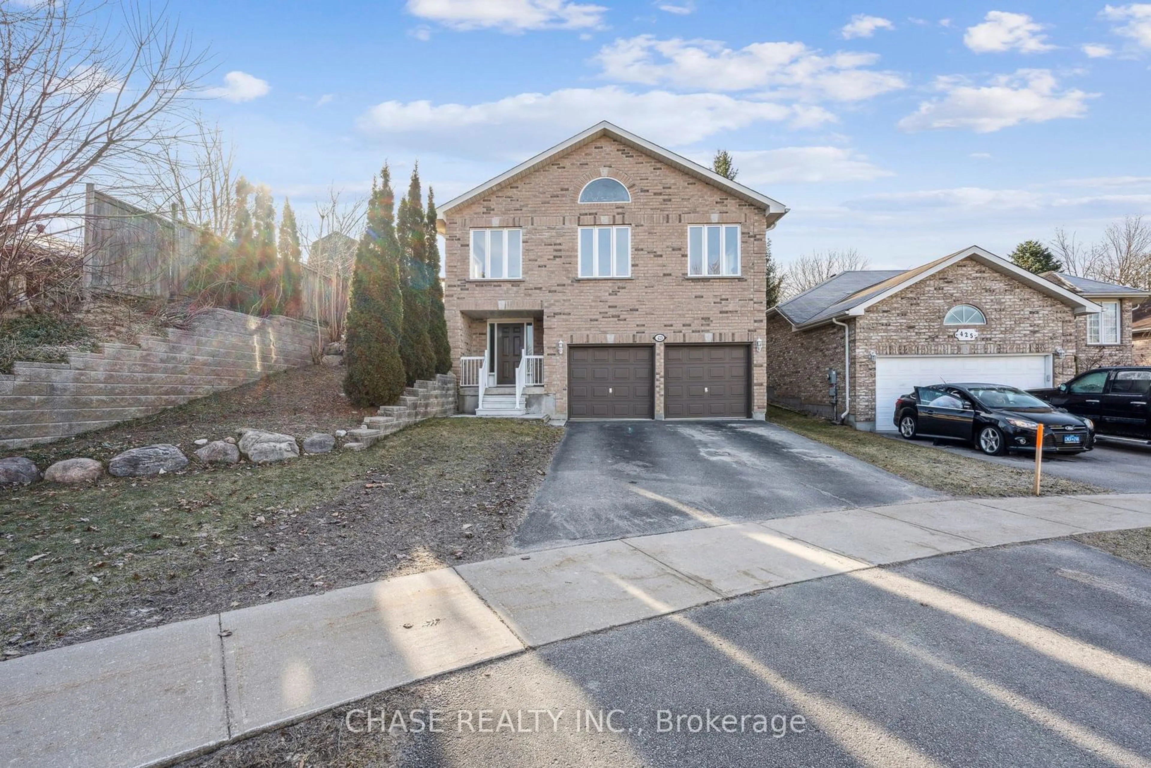 A pic from outside/outdoor area/front of a property/back of a property/a pic from drone, street for 423 Irwin St, Midland Ontario L4R 2V6