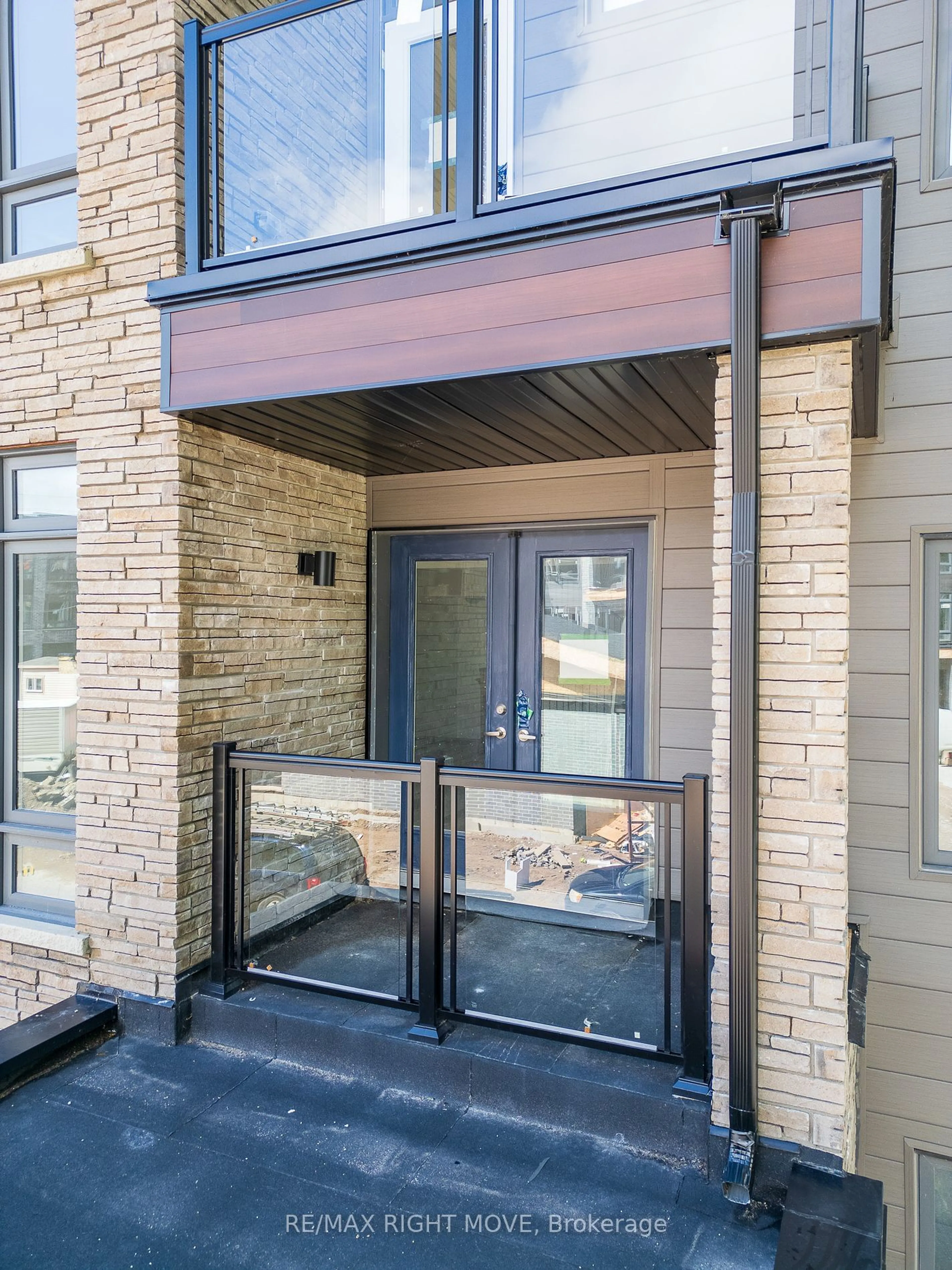 Indoor entryway for 23 Wyn Wood Lane, Orillia Ontario L3V 3P6