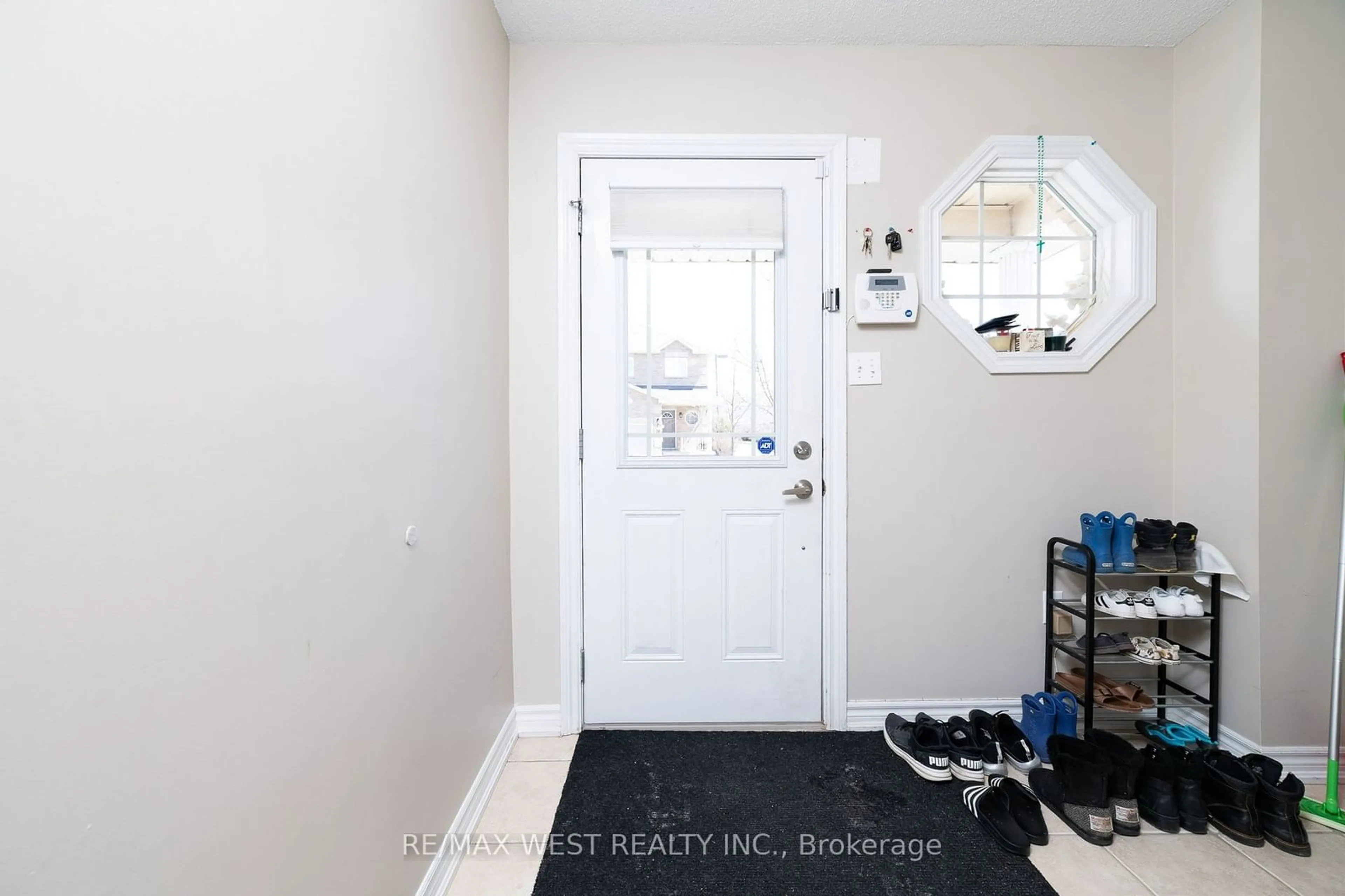 Indoor entryway for 25 Southwoods Cres #57, Barrie Ontario L4N 9P8