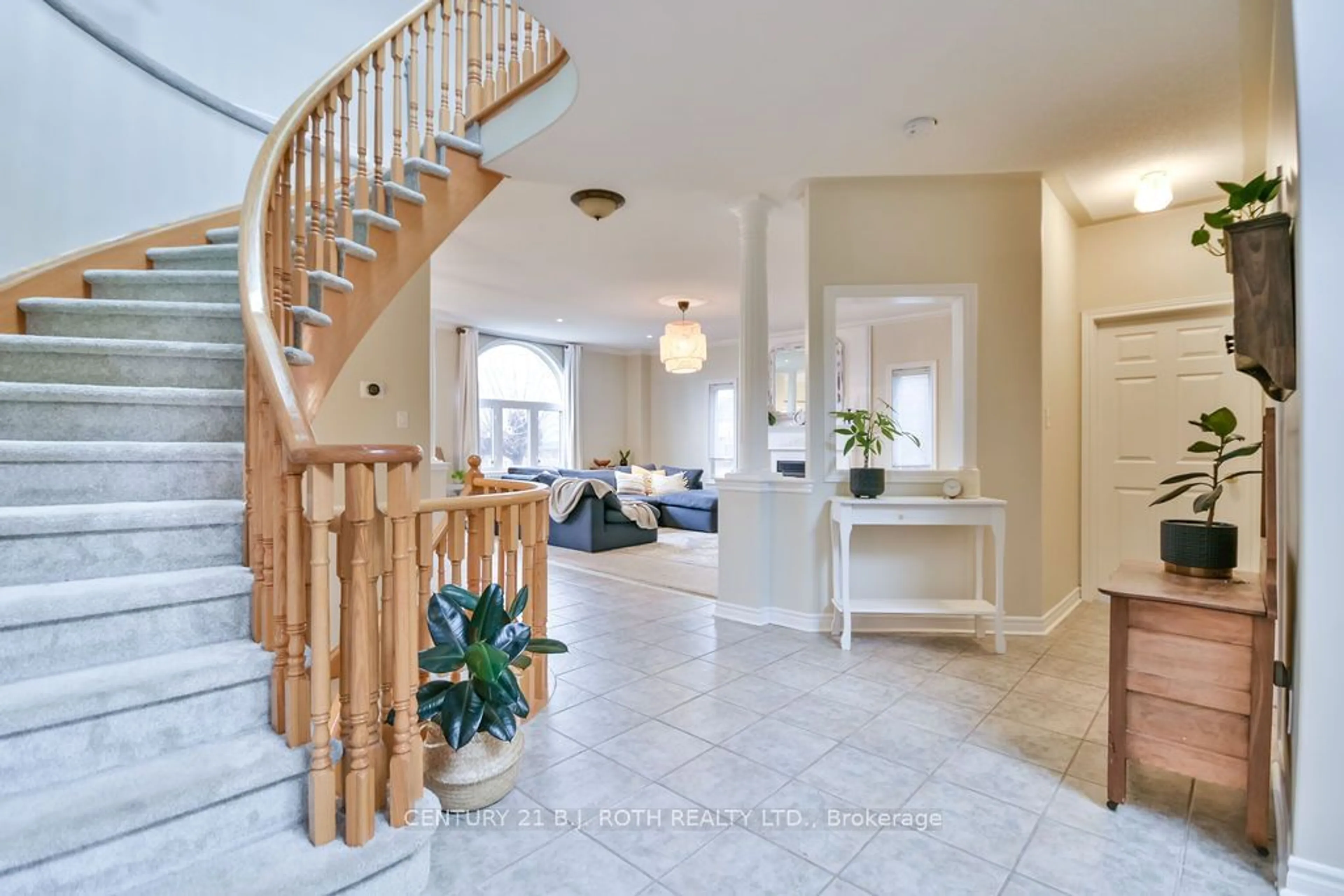 Indoor entryway for 61 Honey Cres, Barrie Ontario L4N 0V8