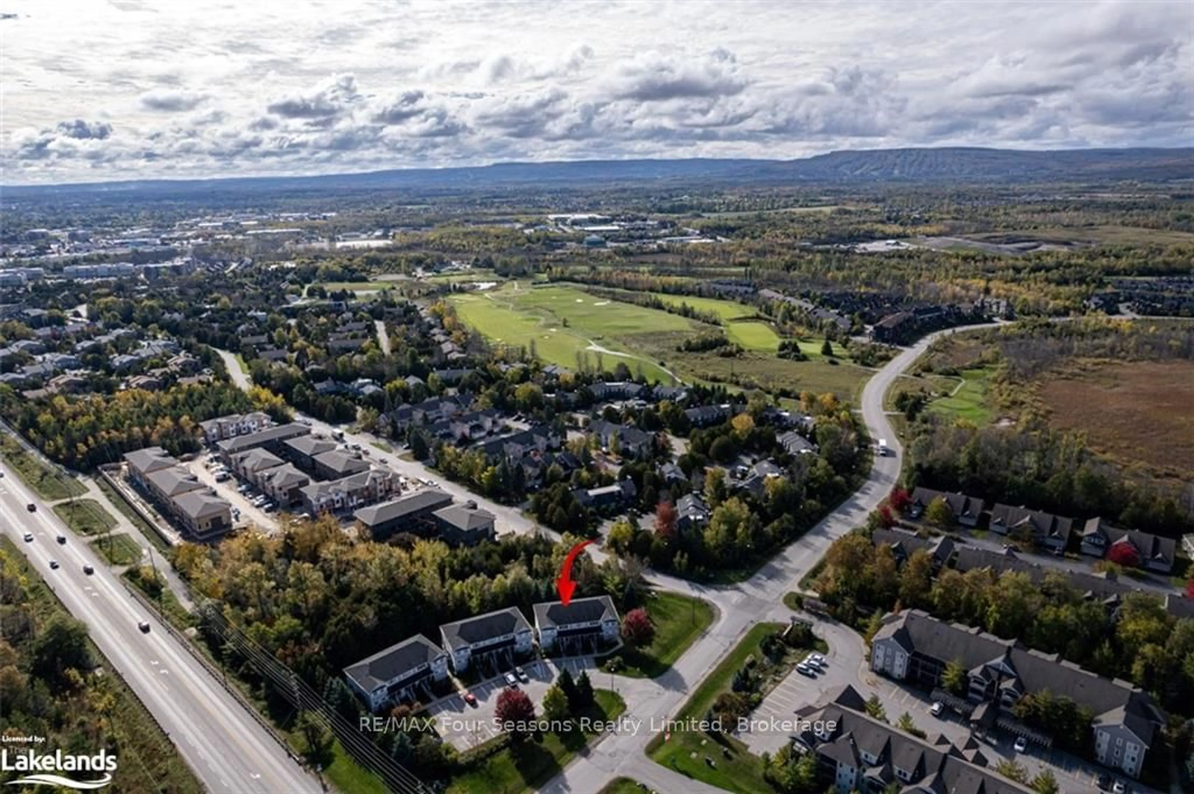 A pic from outside/outdoor area/front of a property/back of a property/a pic from drone, mountain view for 4 ROYALTON Lane, Collingwood Ontario L9Y 5K4