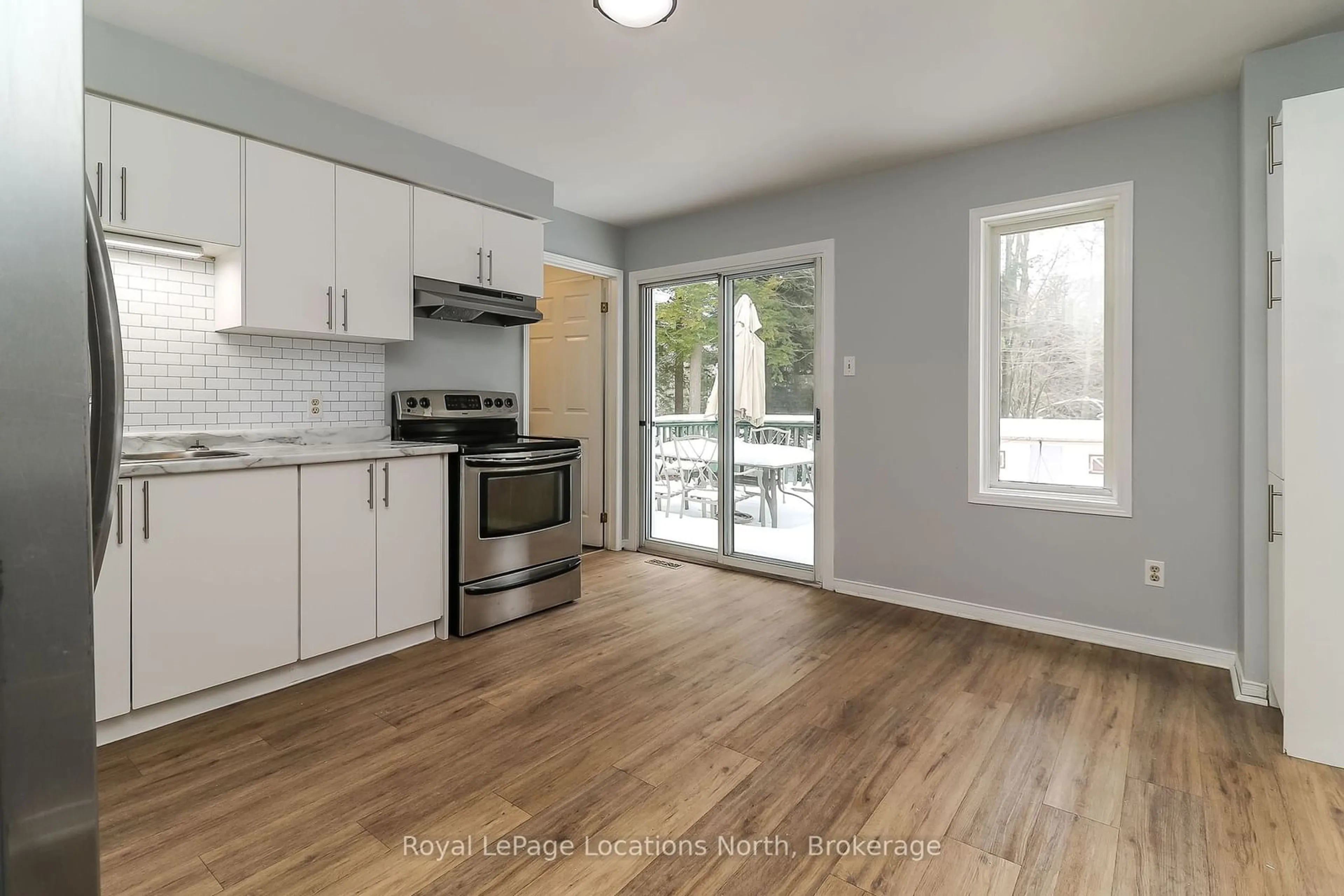 Open concept kitchen, wood/laminate floor for 4 Port Royal Tr, Wasaga Beach Ontario L9Z 1H7