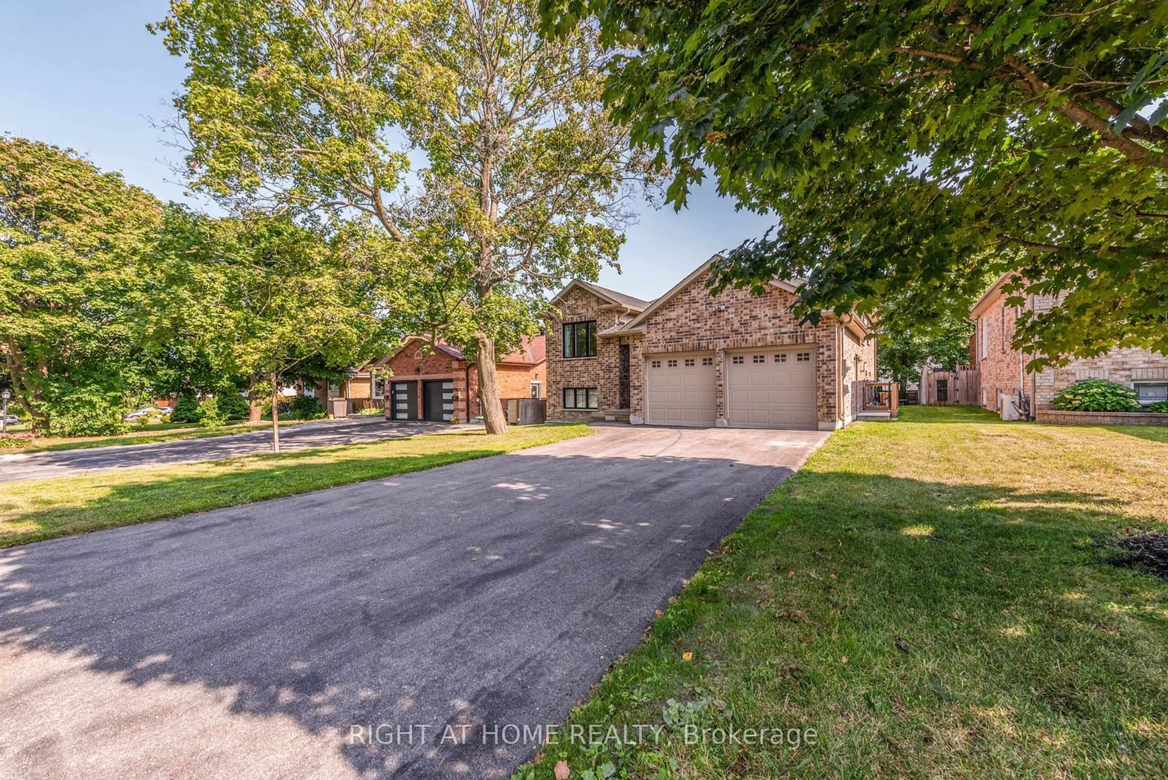 A pic from outside/outdoor area/front of a property/back of a property/a pic from drone, street for 11 Ottaway Ave, Barrie Ontario L4M 2W6