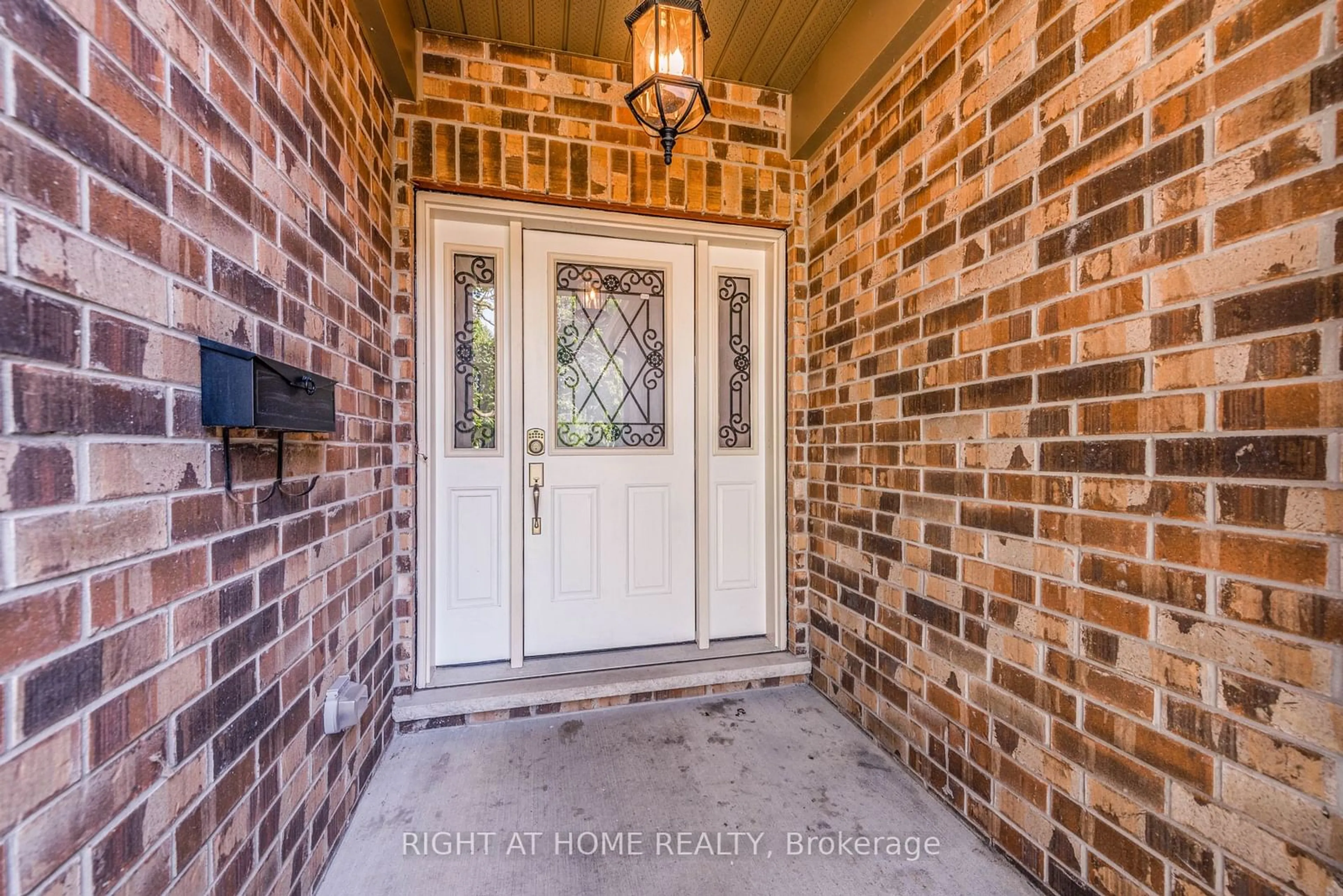 Indoor entryway for 11 Ottaway Ave, Barrie Ontario L4M 2W6