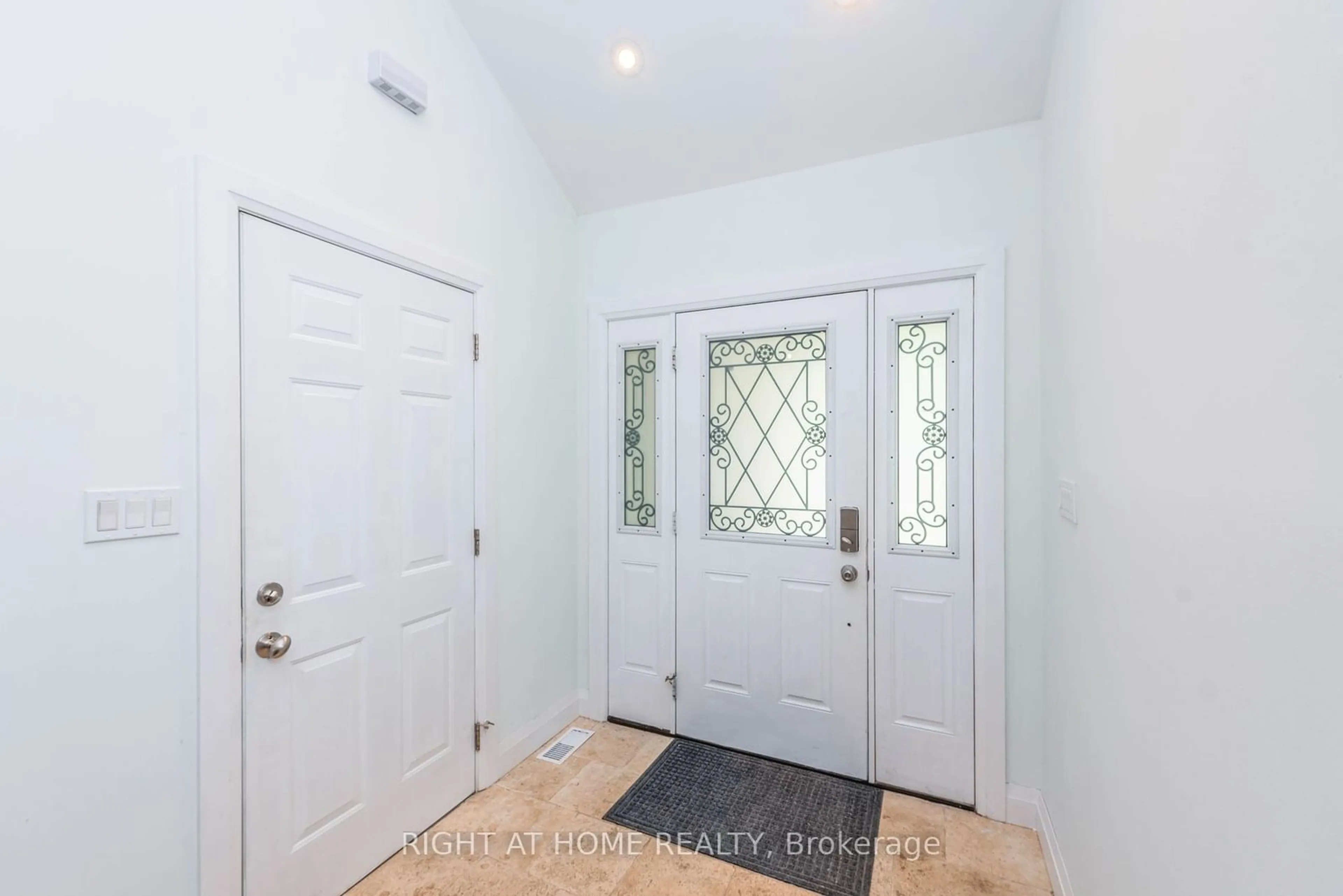 Indoor entryway for 11 Ottaway Ave, Barrie Ontario L4M 2W6