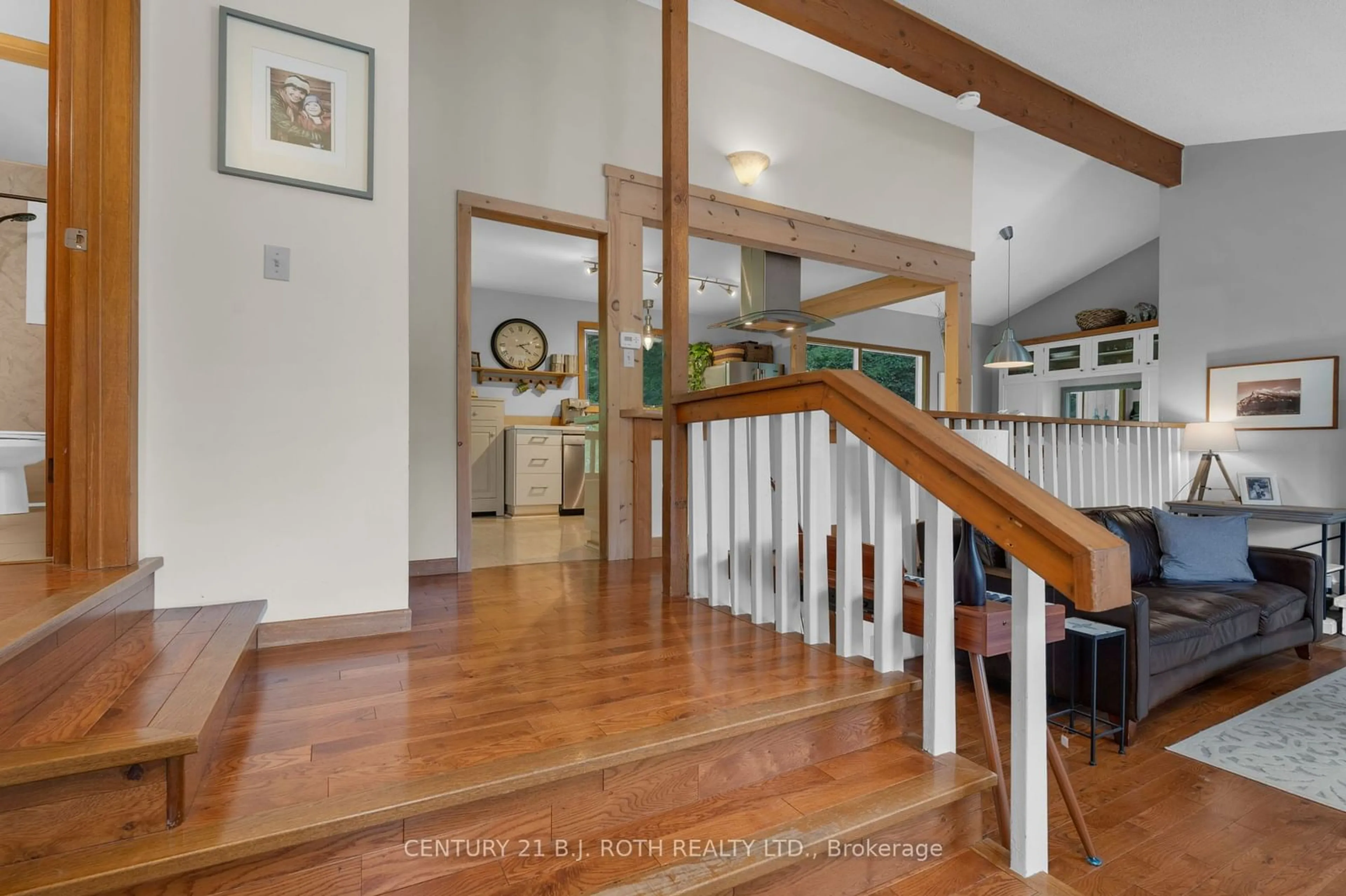 Indoor foyer for 8 Pine Spring Rd, Oro-Medonte Ontario L4M 4Y8