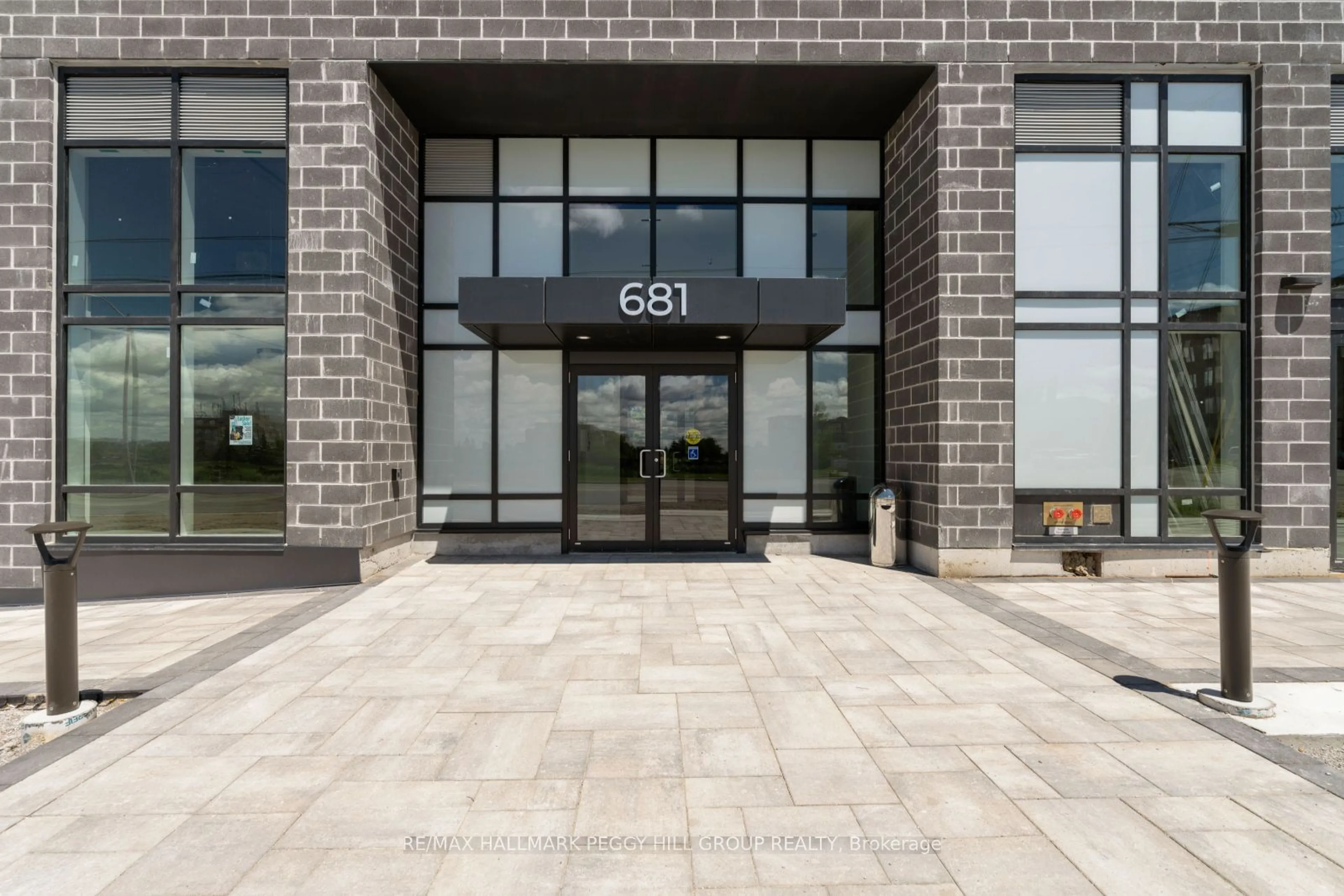 Indoor foyer for 681 Yonge St #502, Barrie Ontario L4N 4E8