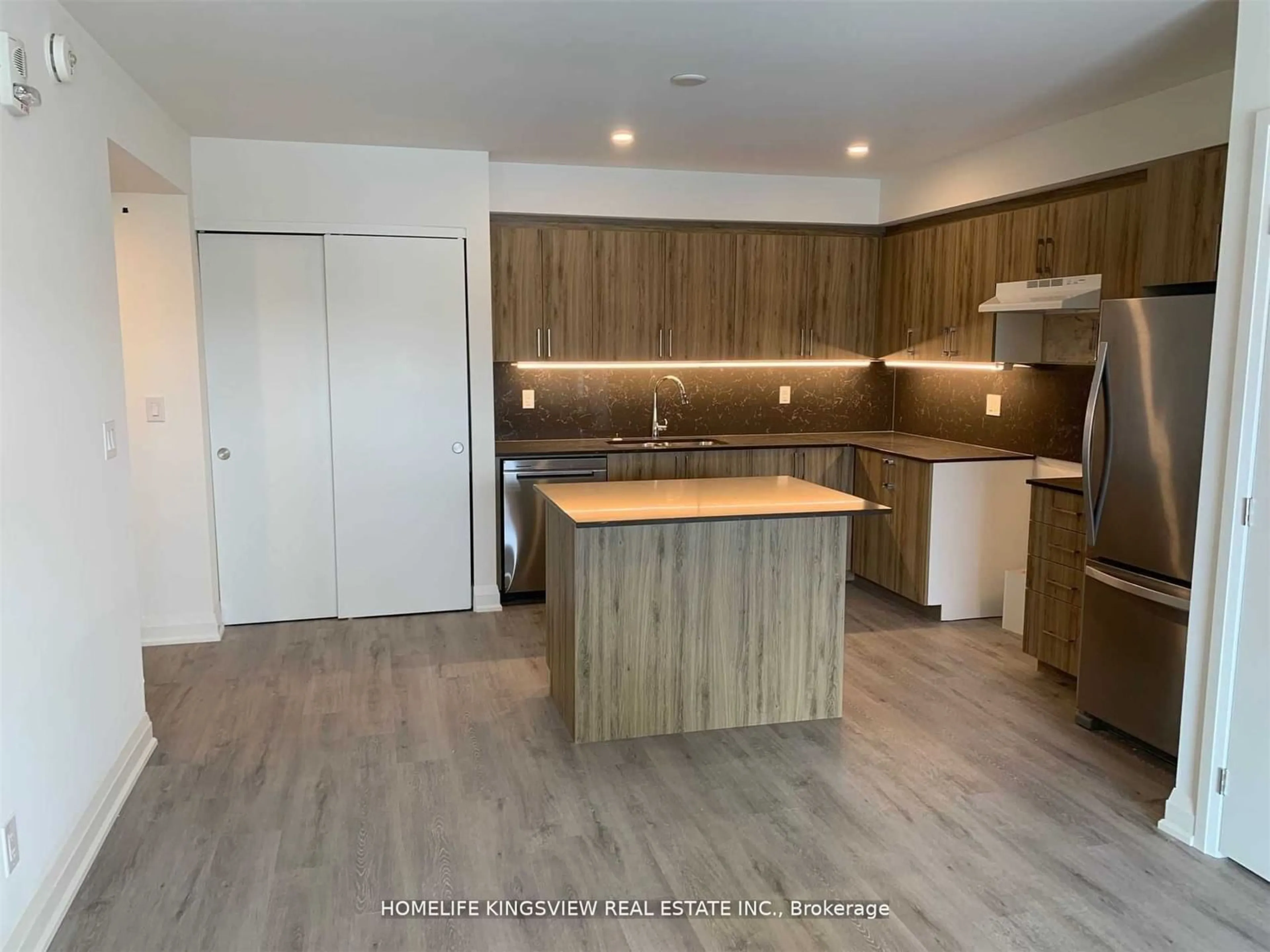 Open concept kitchen, wood/laminate floor for 58 Lakeside Terr #911, Barrie Ontario L4M 0H9