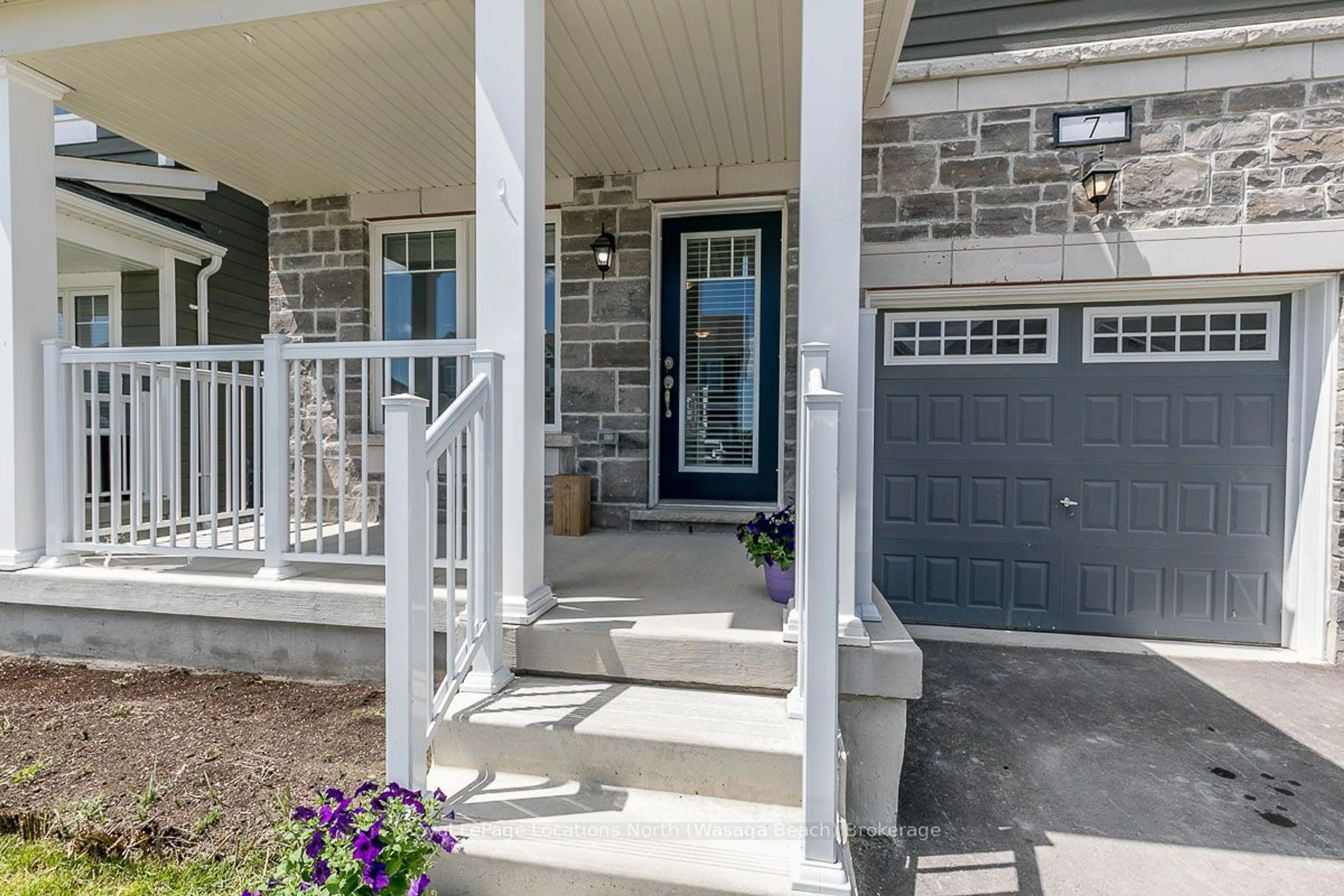 Indoor entryway for 7 Sandhill Crane Dr, Wasaga Beach Ontario L9Z 0J5