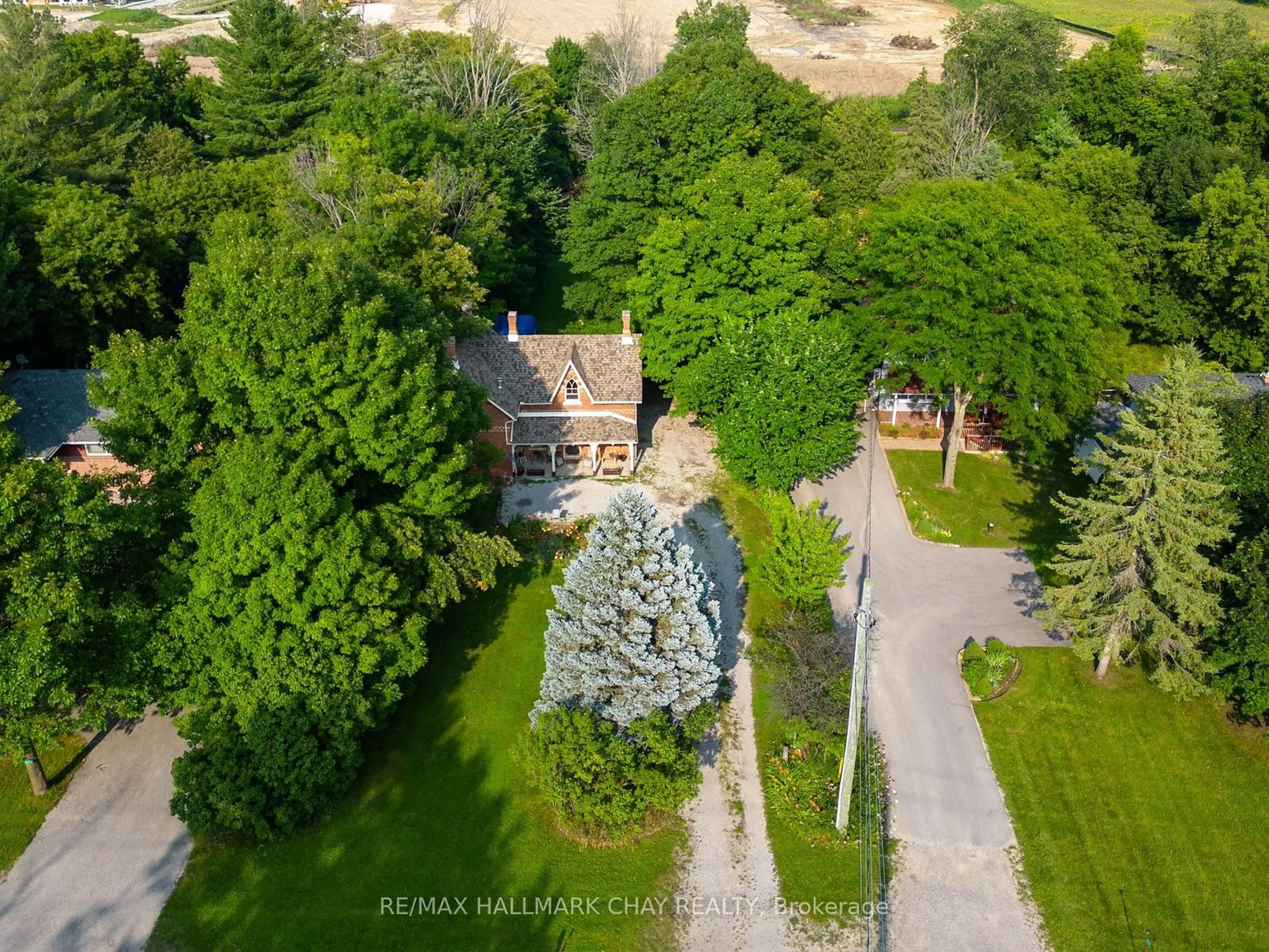 A pic from outside/outdoor area/front of a property/back of a property/a pic from drone, street for 929 Yonge St, Barrie Ontario L9J 0E9