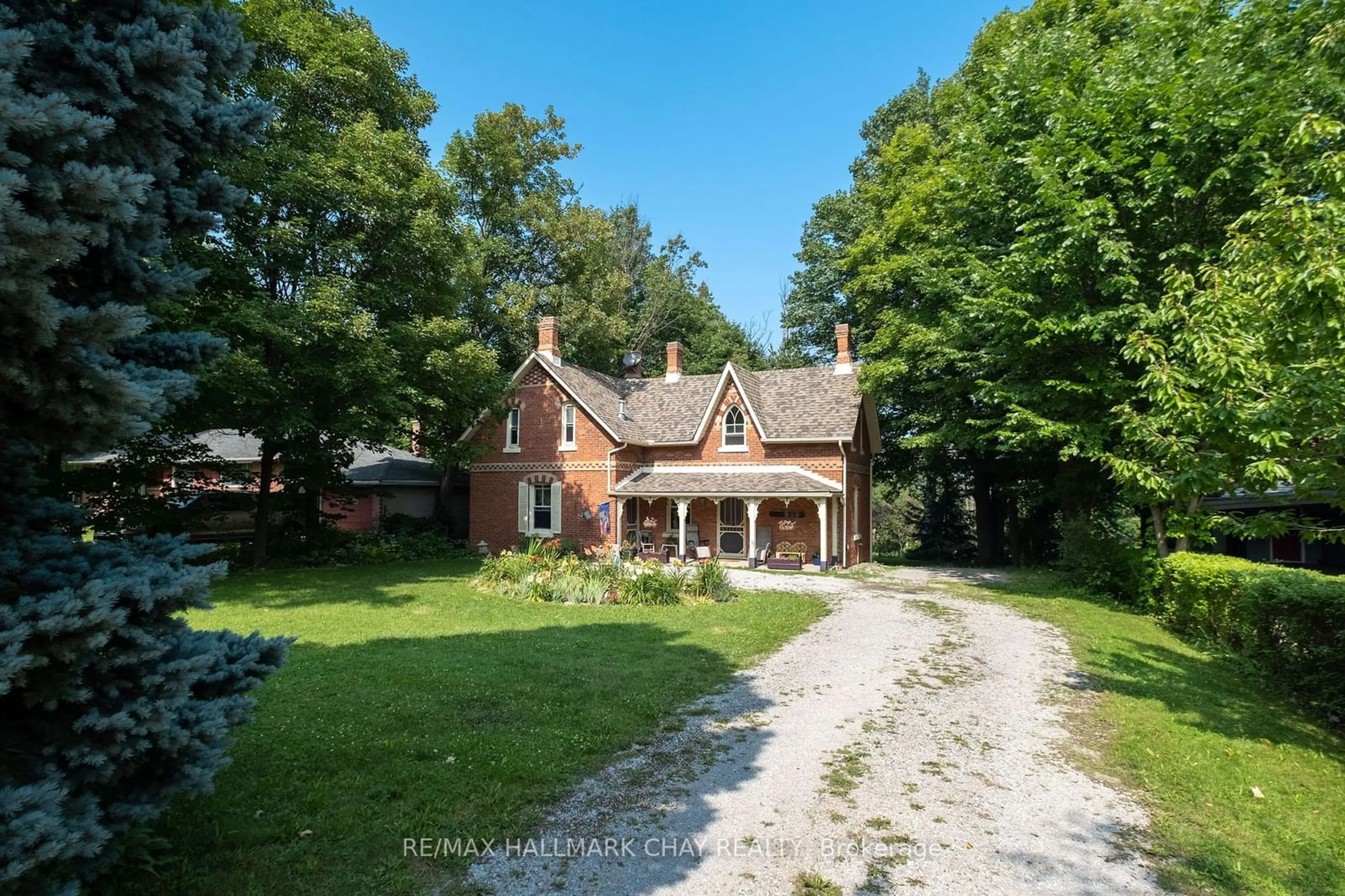 A pic from outside/outdoor area/front of a property/back of a property/a pic from drone, street for 929 Yonge St, Barrie Ontario L9J 0E9