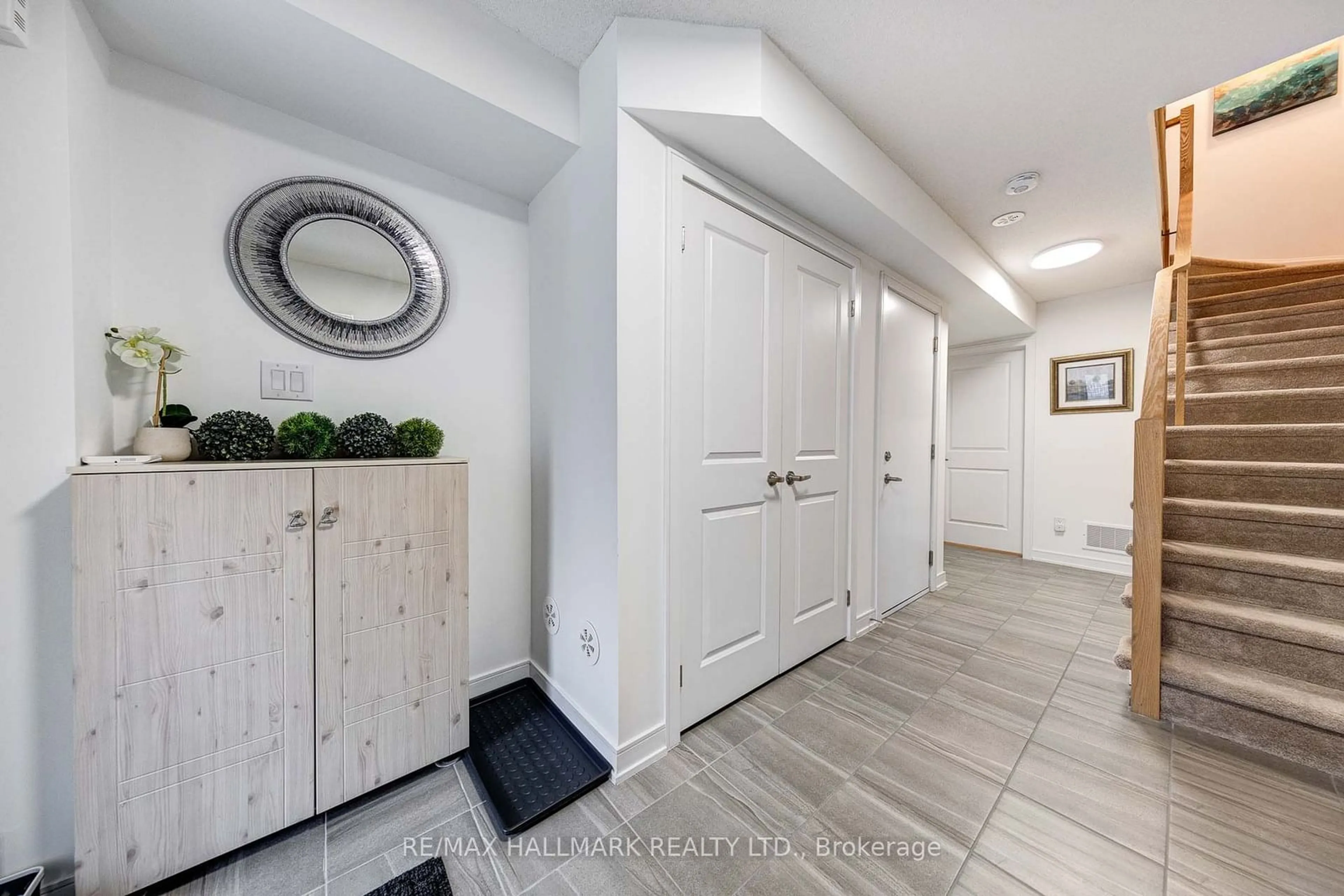 Indoor entryway for 18 Red Maple Lane, Barrie Ontario L9J 0N4