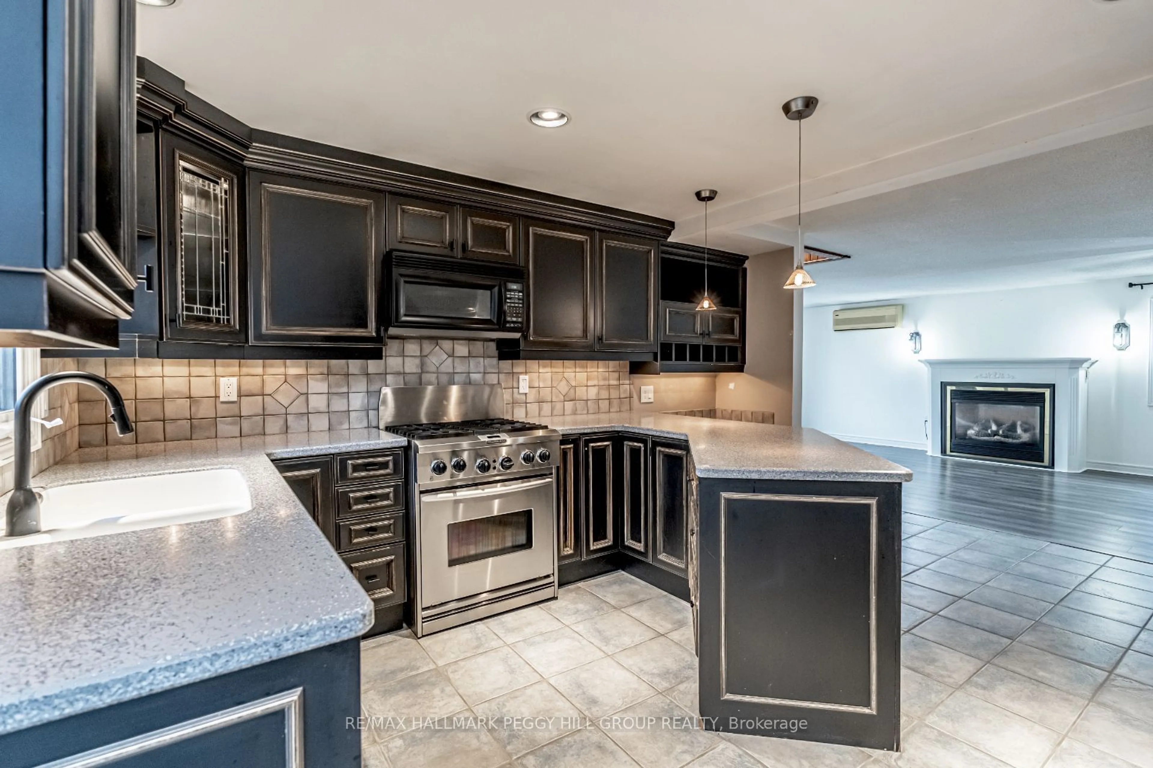 Open concept kitchen, ceramic/tile floor for 136 Lillian Cres, Barrie Ontario L4N 5X5