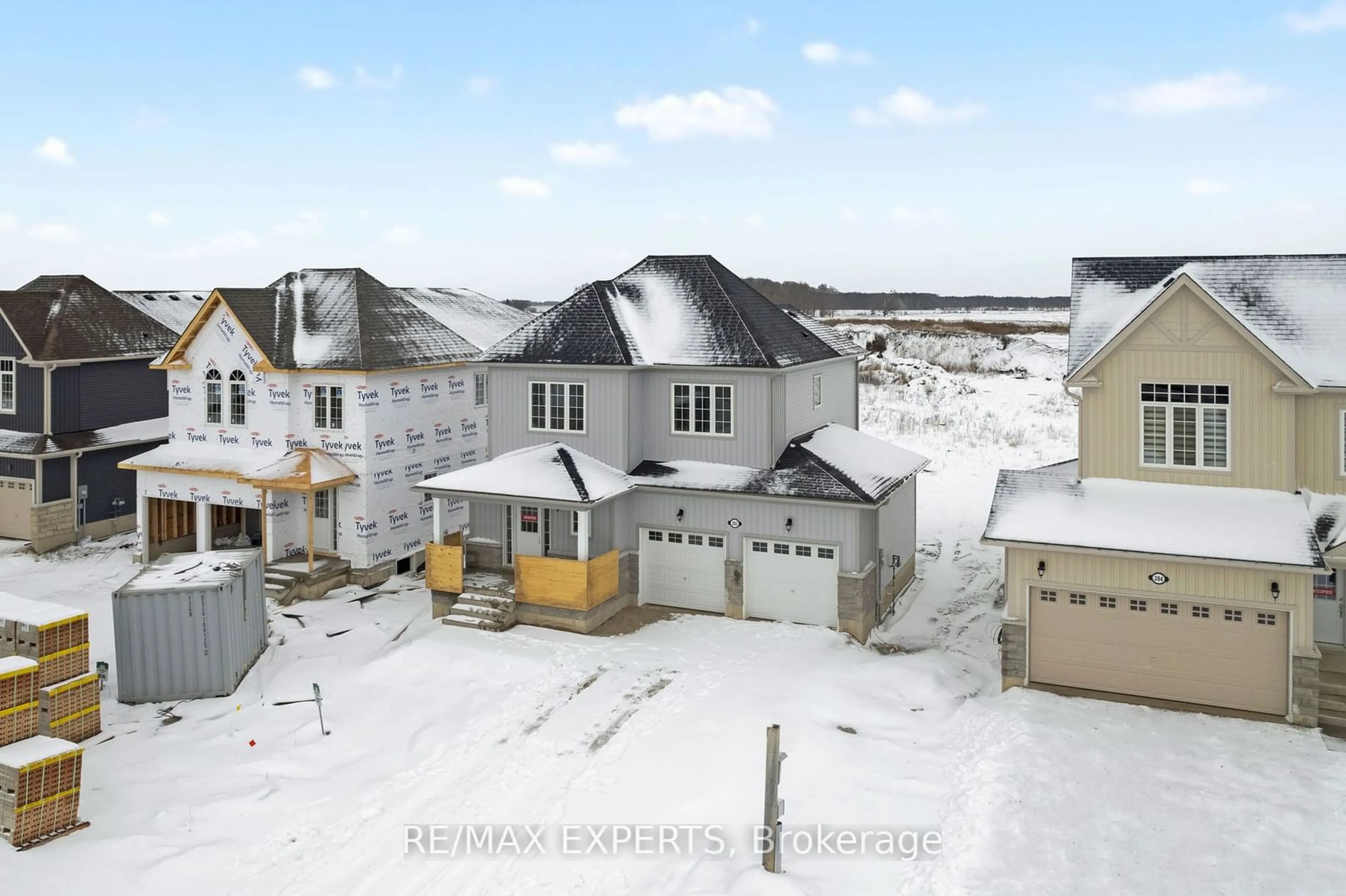 A pic from outside/outdoor area/front of a property/back of a property/a pic from drone, unknown for 282 Springfield Cres, Clearview Ontario L0M 1S0