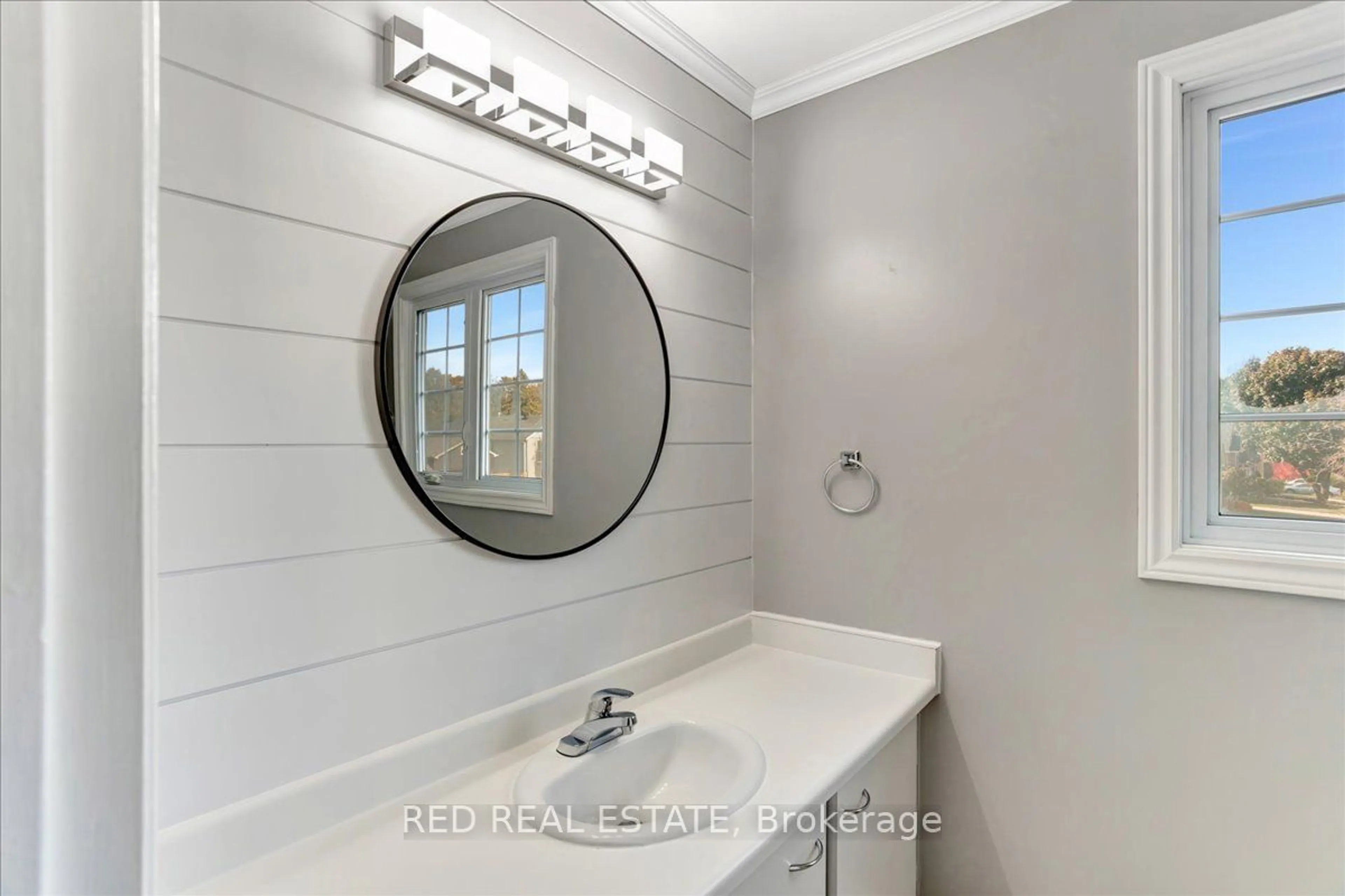 Standard bathroom, ceramic/tile floor for 56 Knicely Rd, Barrie Ontario L4N 6V3