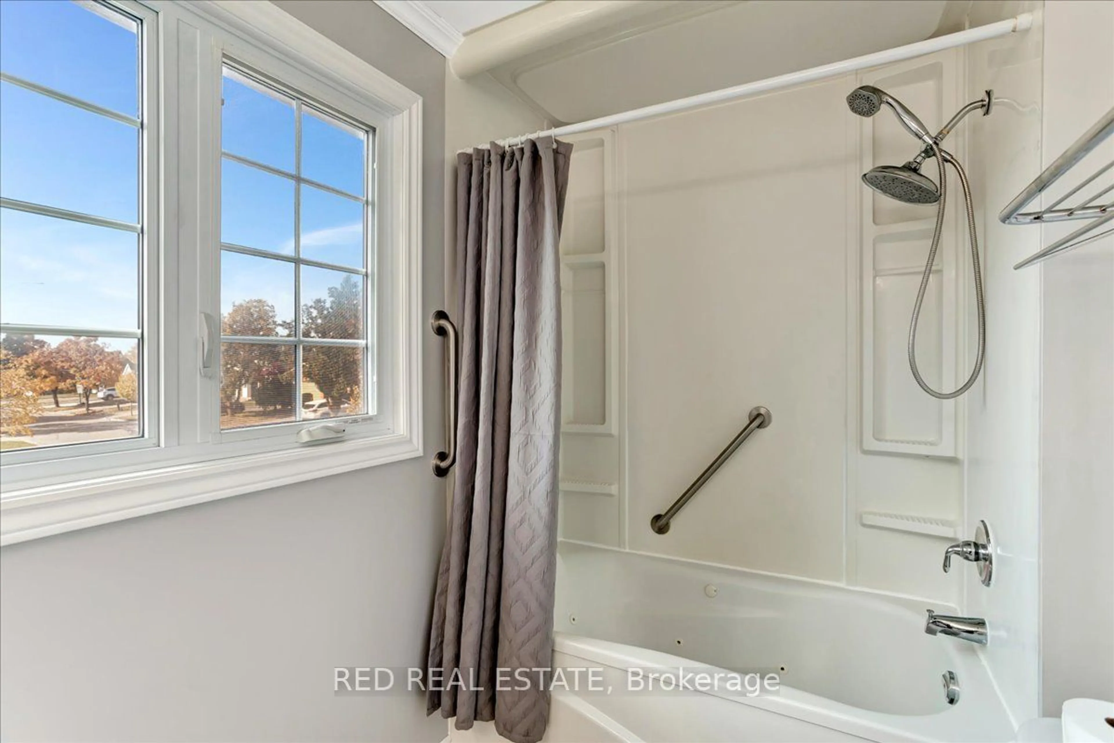 Standard bathroom, ceramic/tile floor for 56 Knicely Rd, Barrie Ontario L4N 6V3