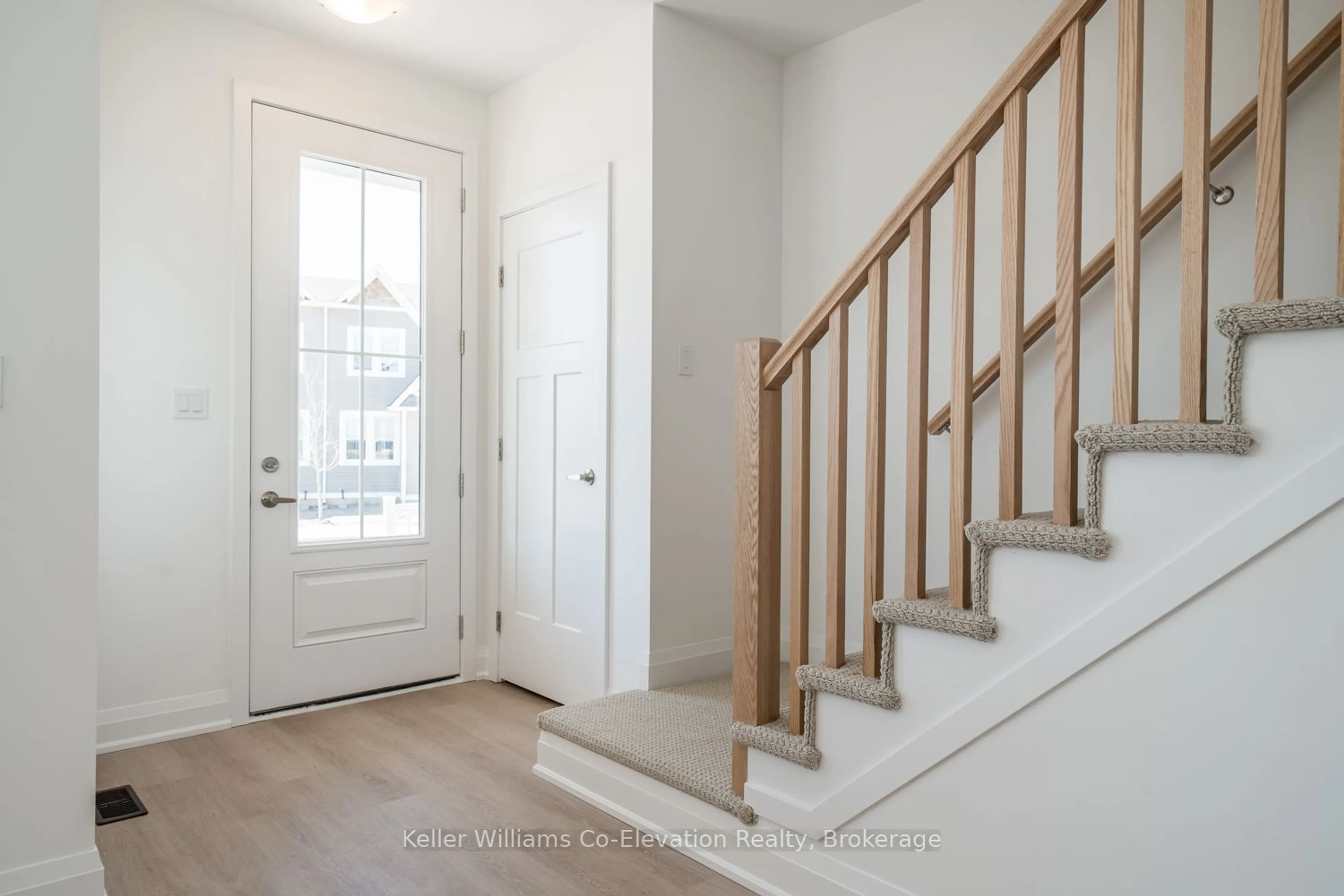 Indoor entryway for 30 DANIELLE Cres, Midland Ontario L4R 0A9