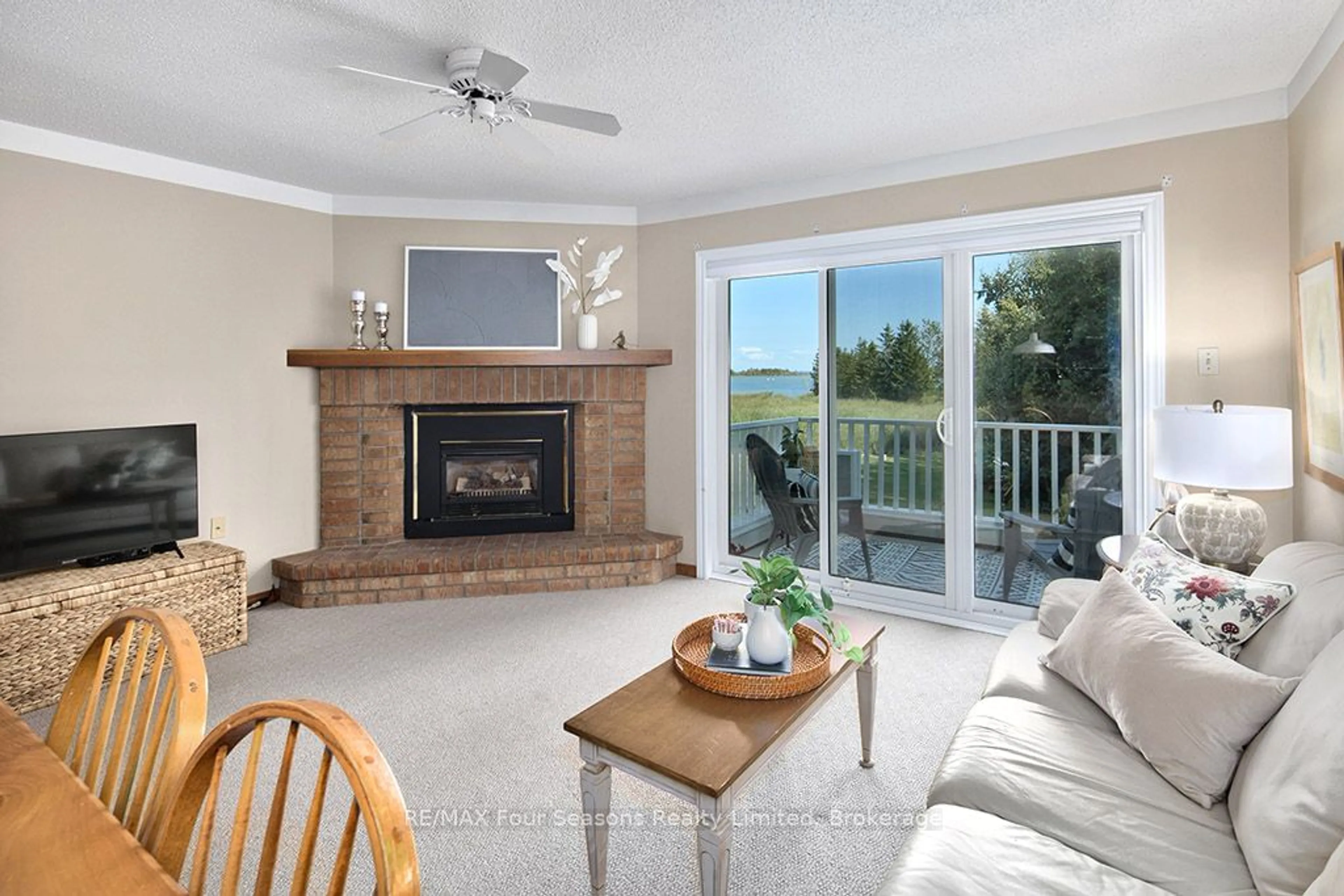 Living room with furniture, ceramic/tile floor for 2 RAMBLINGS Way #9, Collingwood Ontario L9Y 5C6