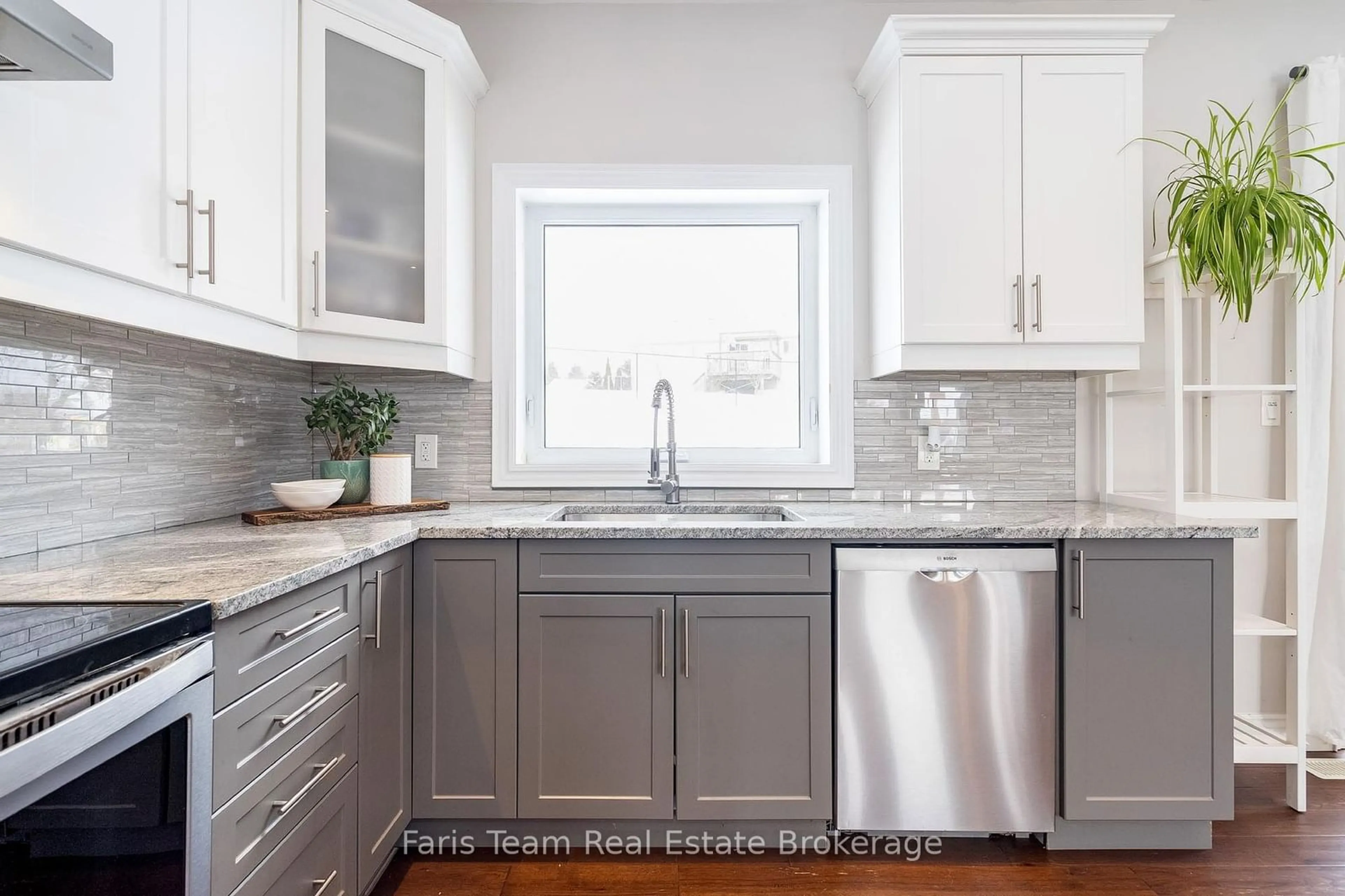 Contemporary kitchen, ceramic/tile floor for 20 Rue Helene, Tiny Ontario L9H 0H1