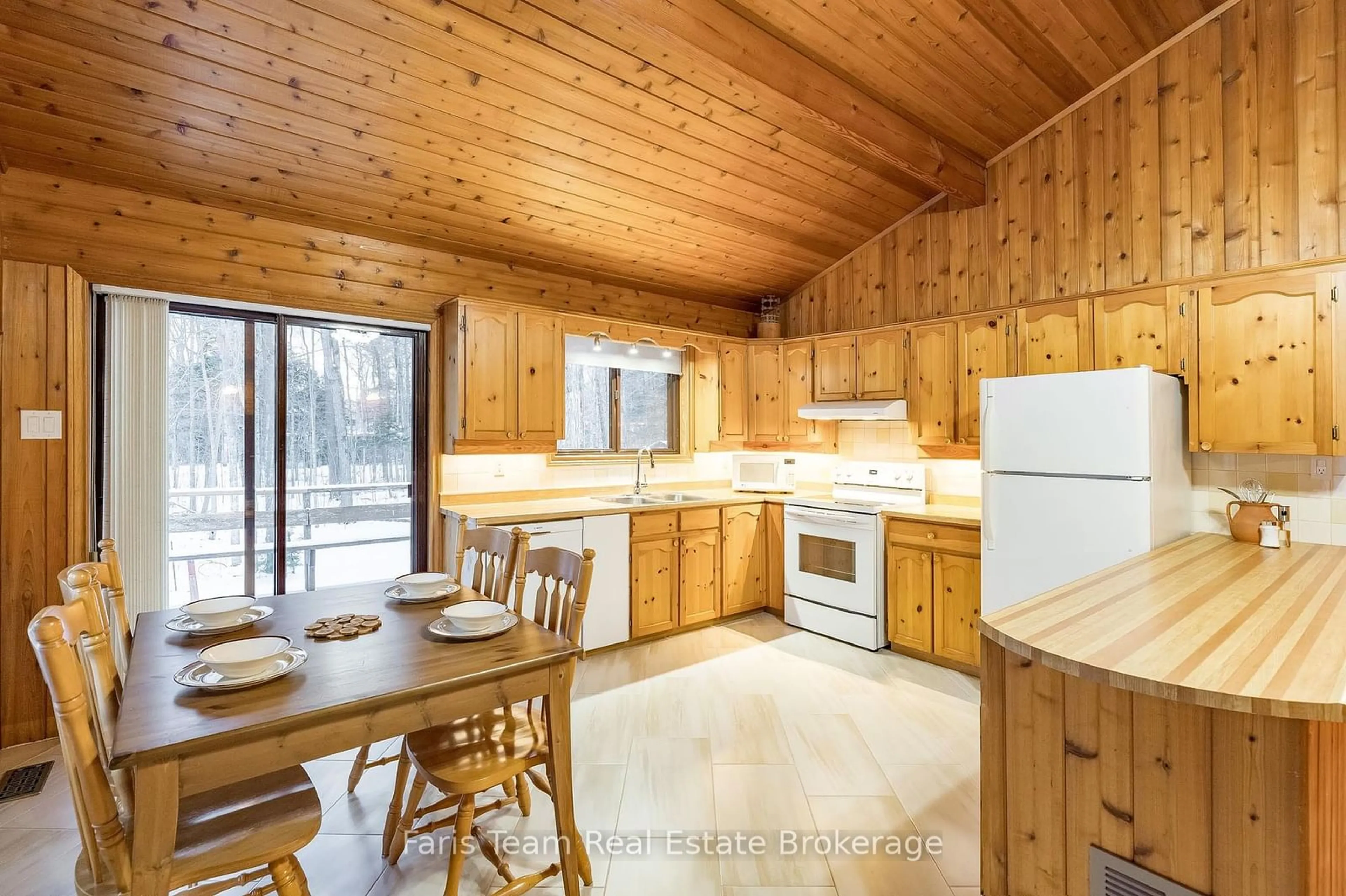 Standard kitchen, unknown for 8 Celestine Crt, Tiny Ontario L9M 0H3